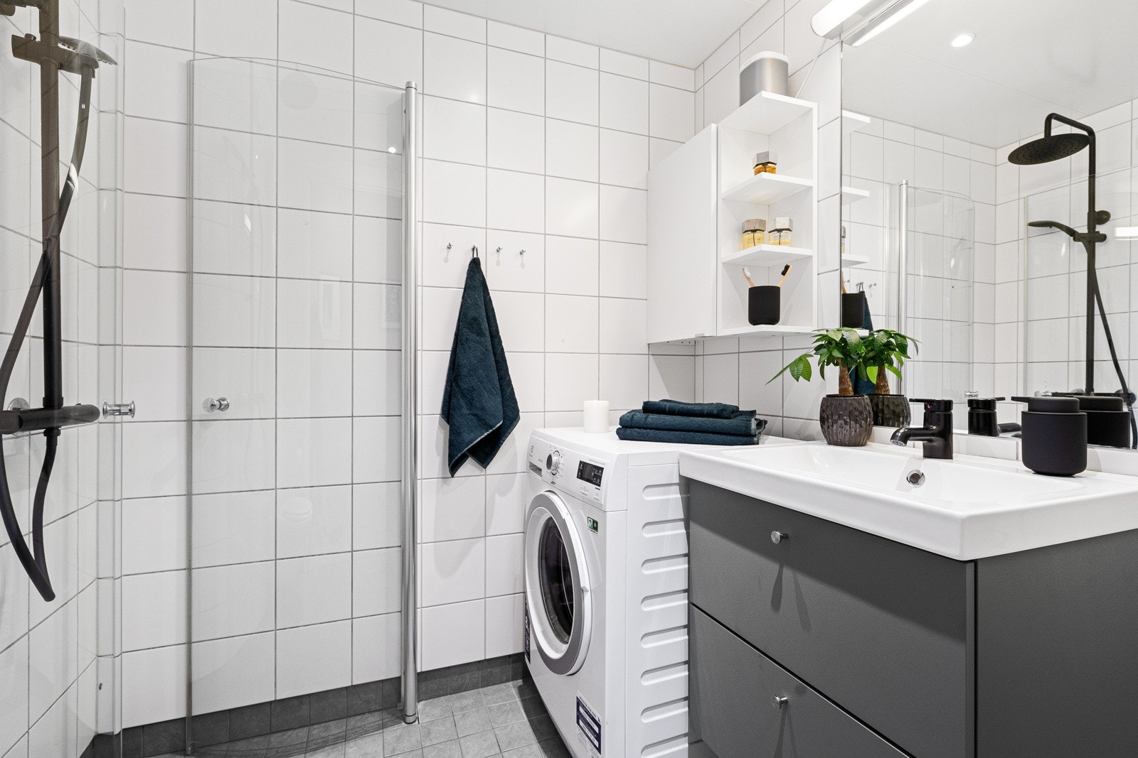 Pent og romslig flislagt bad fra byggeår (2012). Varme i gulv og downlights i himling. Galleribilde