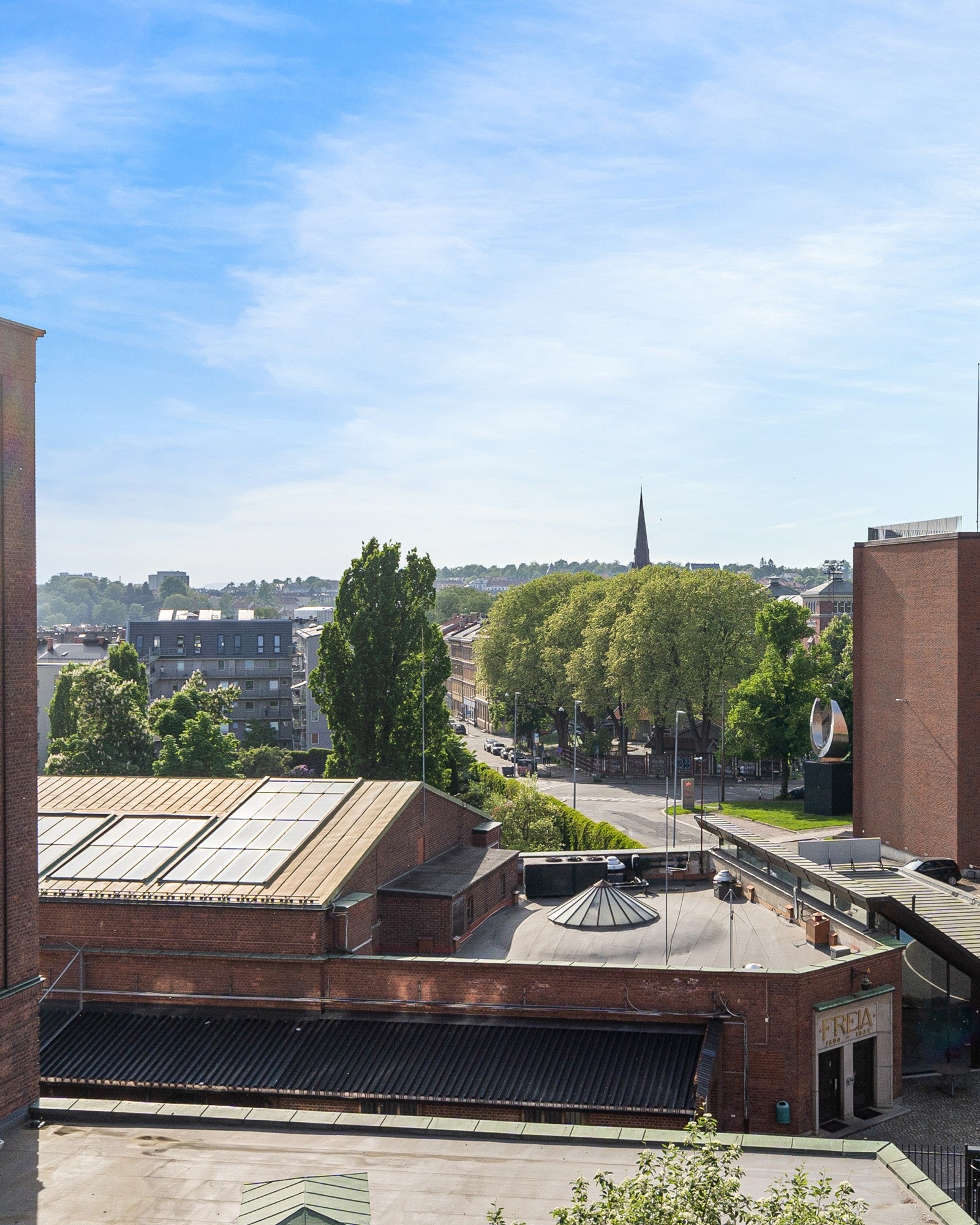 En skjermet og deilig uteplass med supre solforhold og flott utsikt over området (samme utsikt fra stue og soverom 2)! Galleribilde