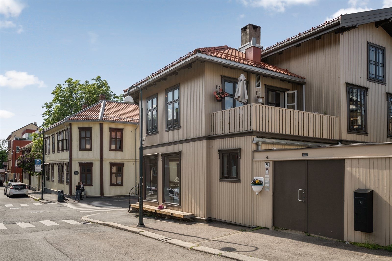 Pizzeria La Pietra ligger rett på hjørnet og serverer nydelig pizza. Galleribilde