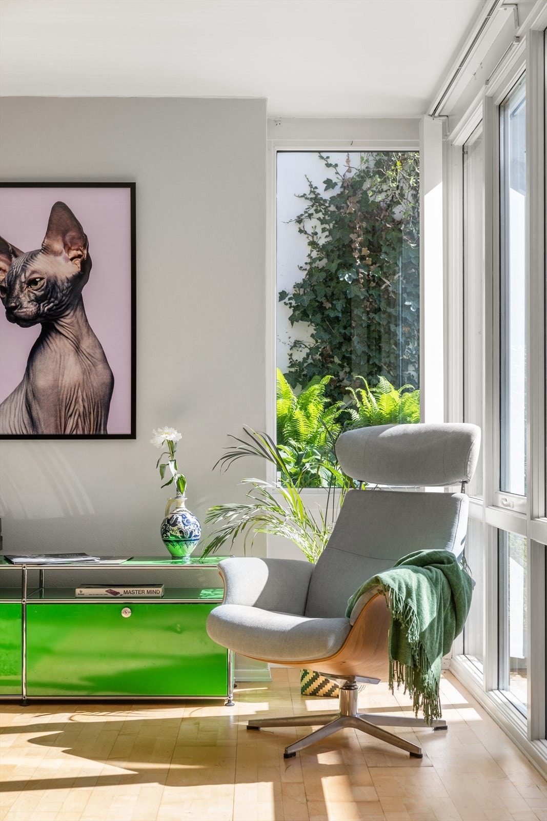Stuevinduene vender inn mot et hyggelig atrium med plen. Galleribilde