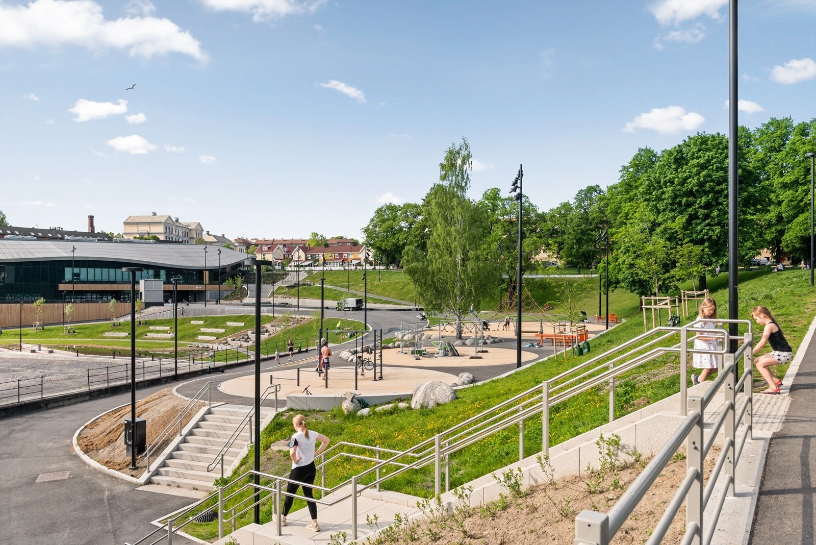Jordal idrettspark har flott lekeplass, skatepark, fotballbaner og skøytehall. Galleribilde