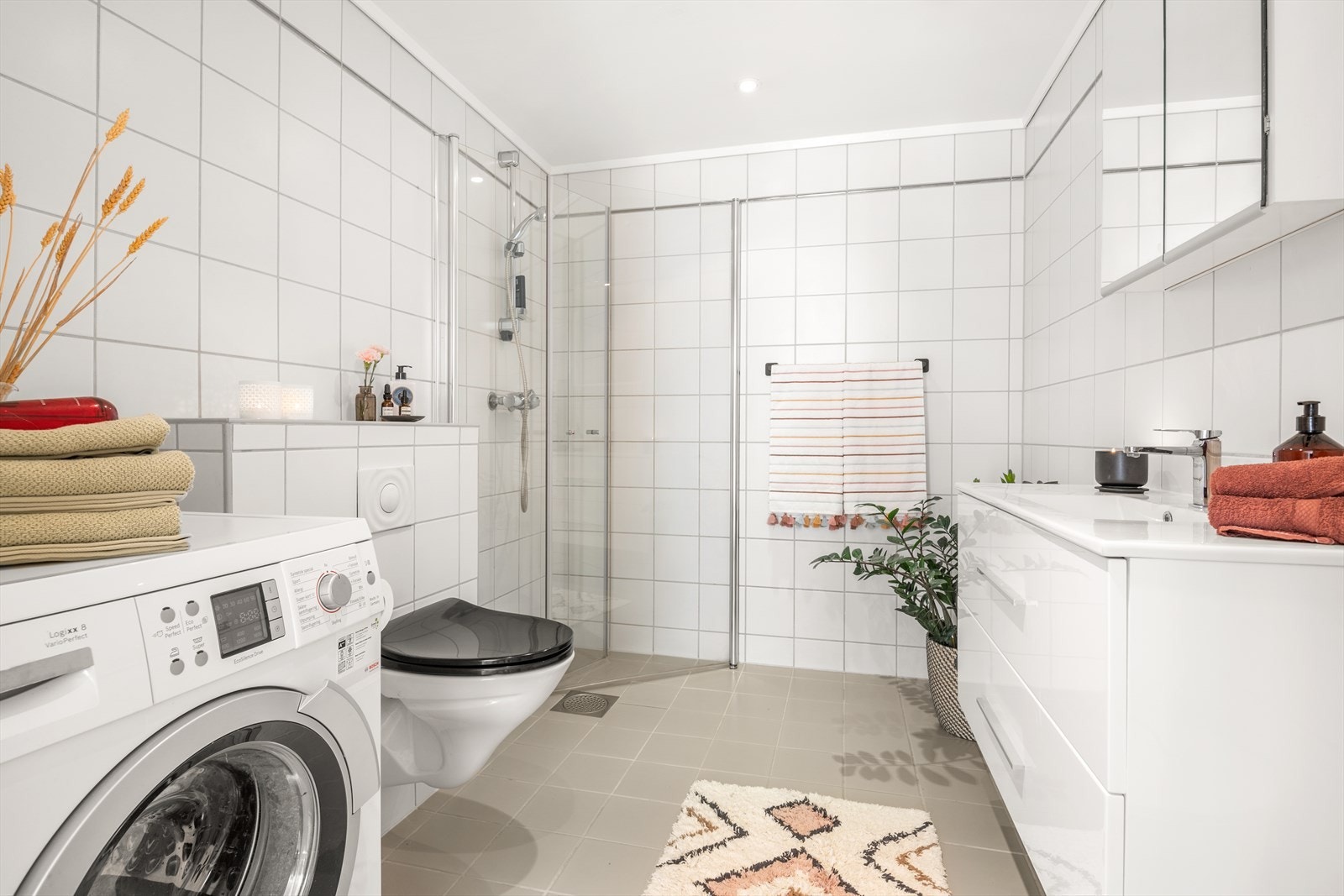 Badet har flislagte vegger og gulv. I himling er det downlights og avtrekksventil. Galleribilde