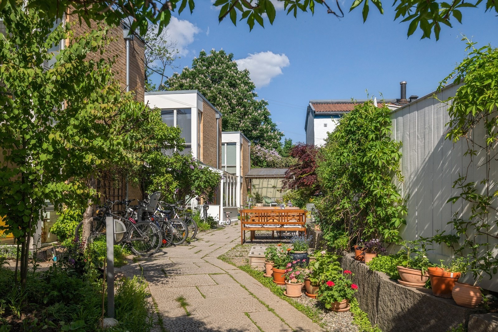 Leilighetsbygget er fra 2001, over to plan og består av 6 seksjoner. Galleribilde