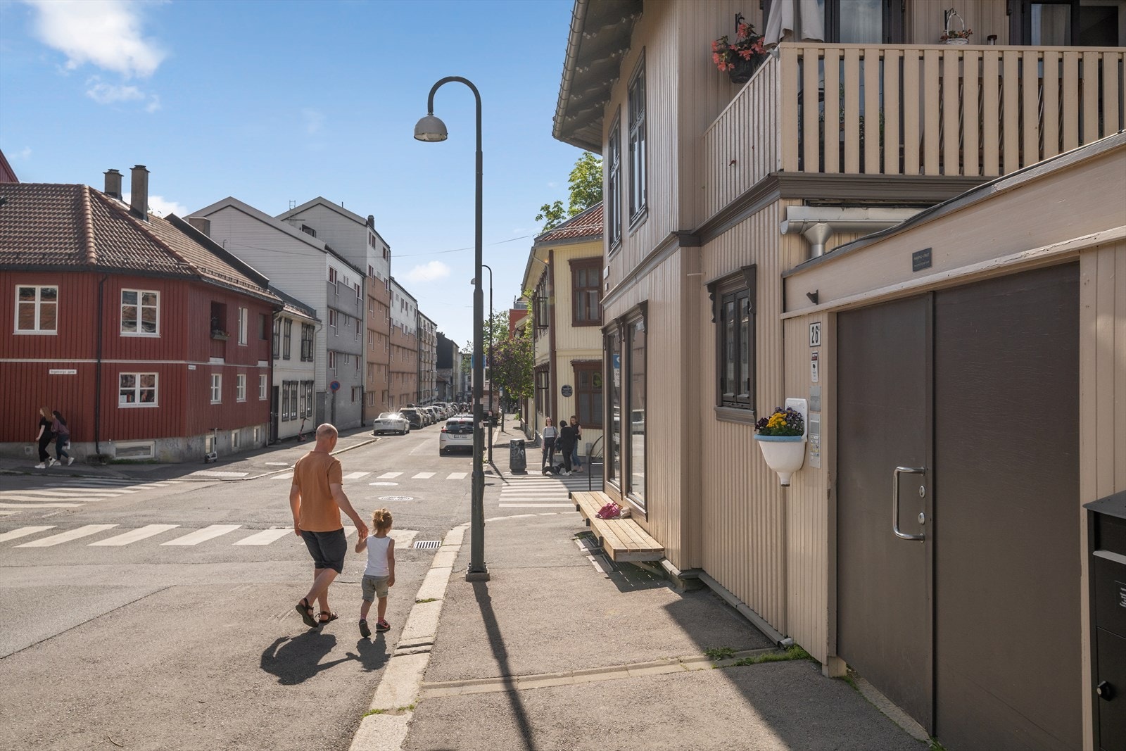 Vålerengagata har lite trafikk og området er barnevennlig. I en radius på 700 meter er det 7 barnehager. Galleribilde