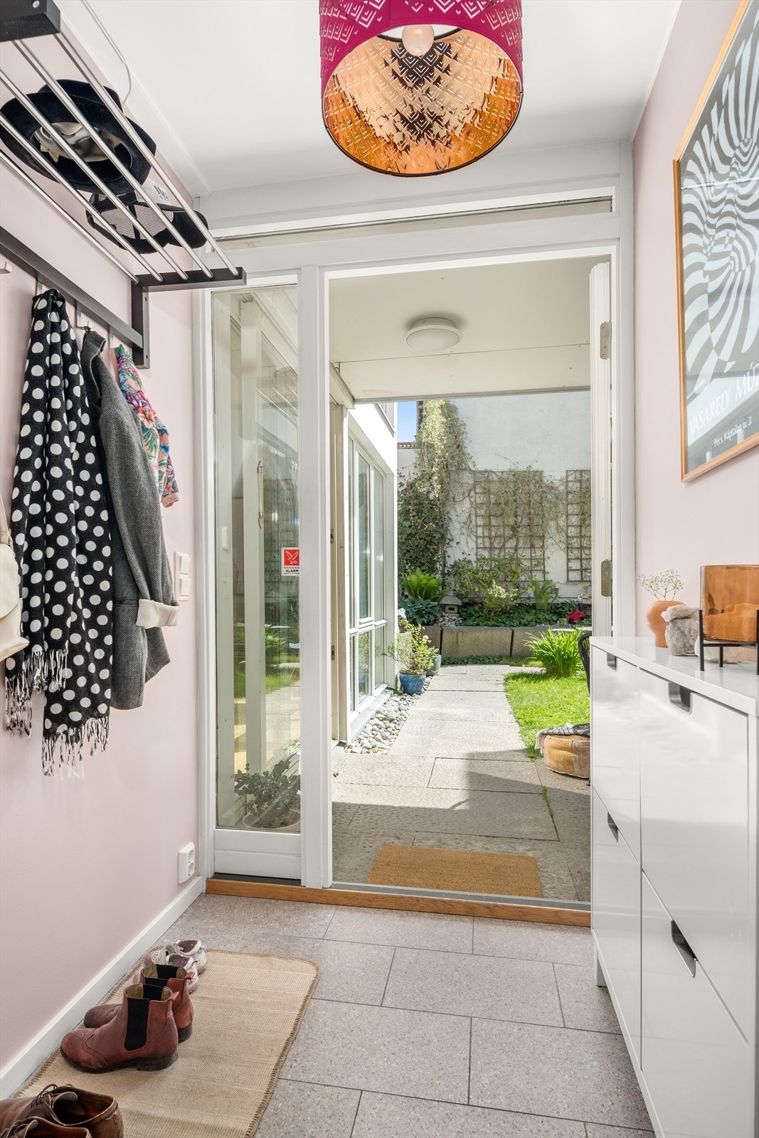 Boligen har egen inngang fra et skjermet atrium. Inngangen er overbygd og har plass til barnevogn og annet utstyr. Galleribilde