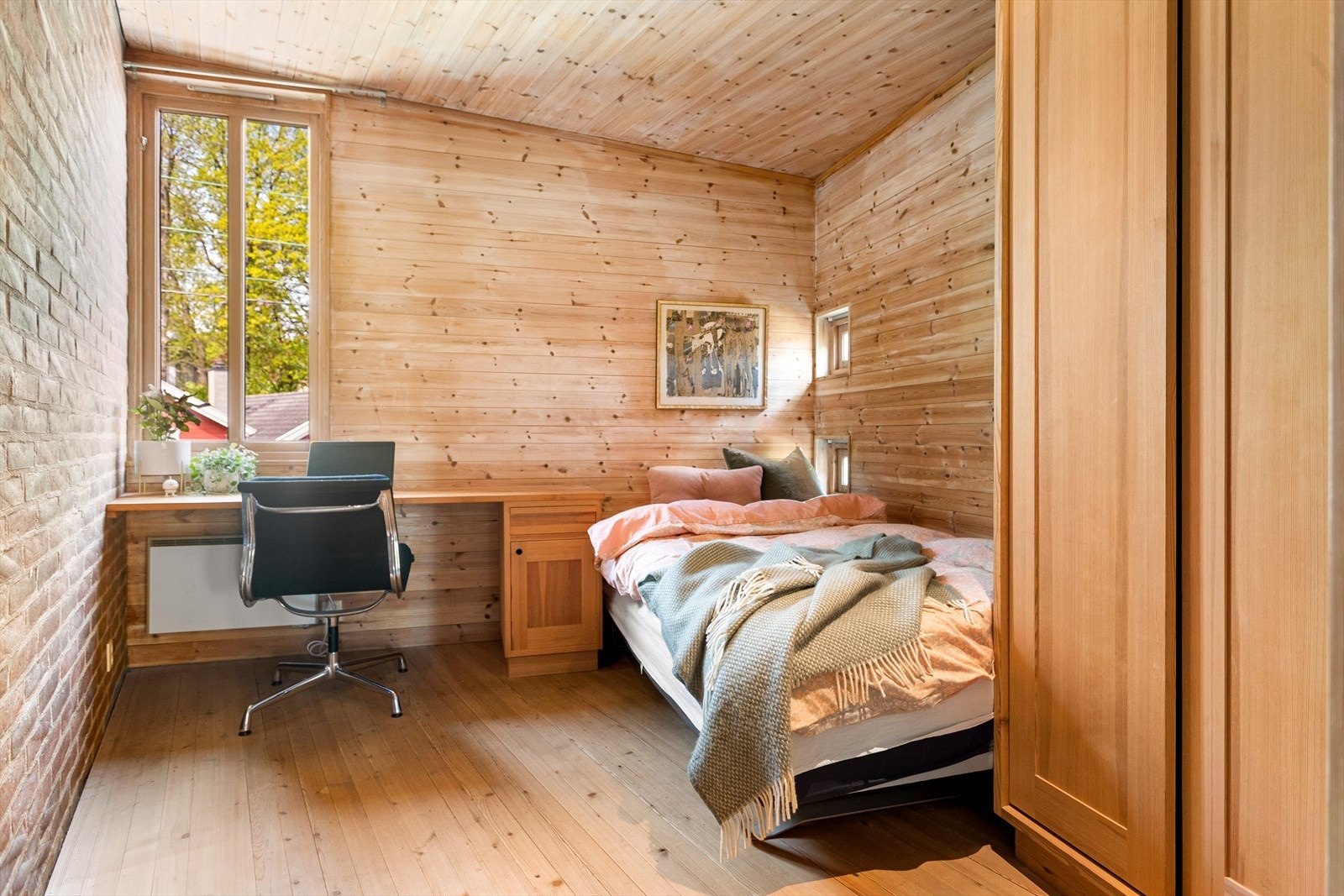 Soverom med arkitekttegnet garderobeskap og skrivebenk. Galleribilde