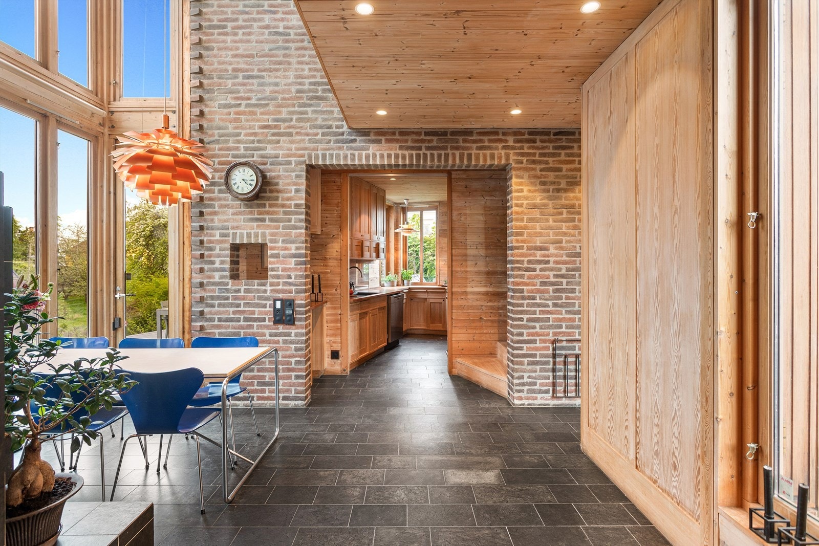 Åpent oppholdsareal med naturlige soner for kjøkken, spisestue og stue. Galleribilde