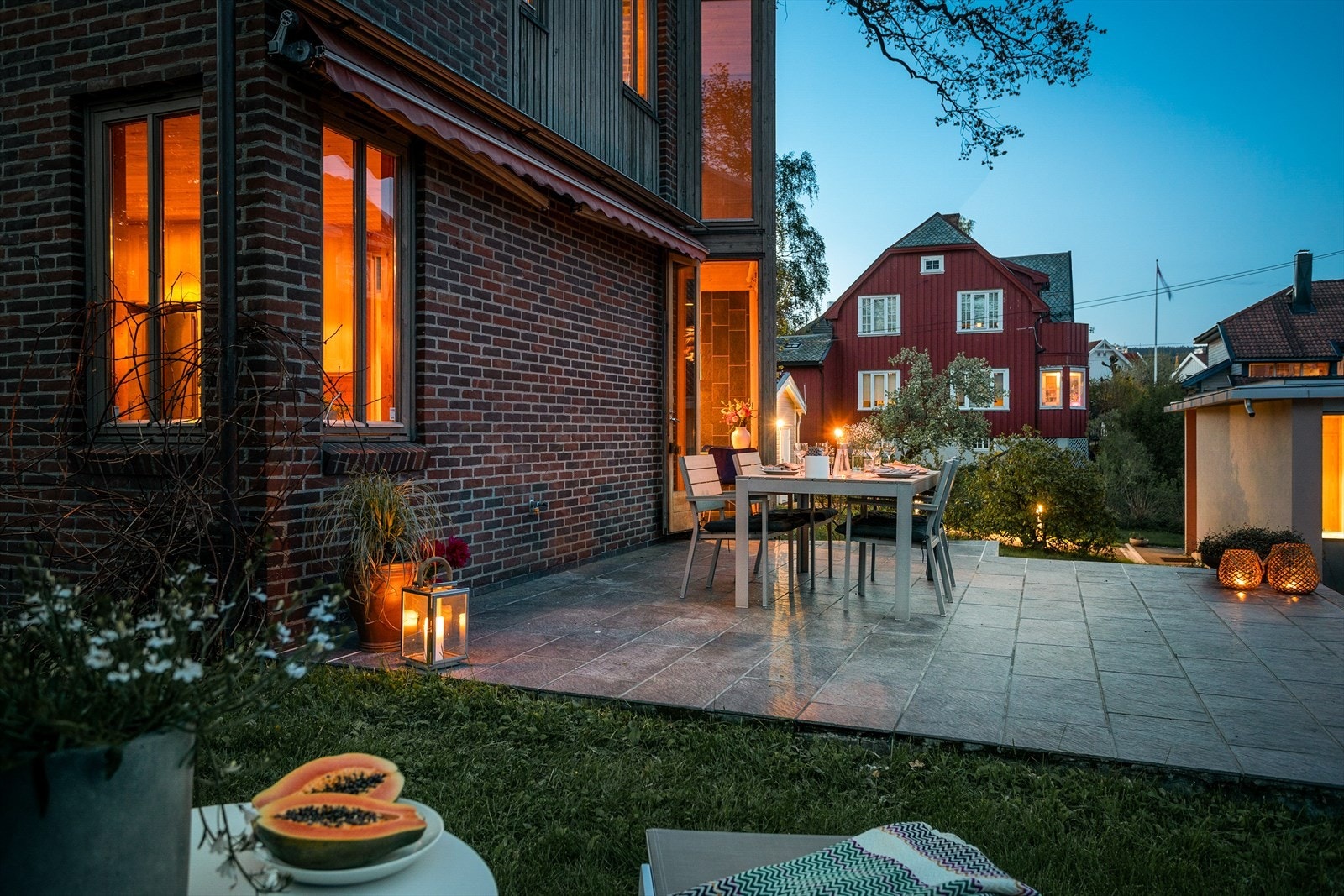 Kveldsstemning på uteplassen. Galleribilde