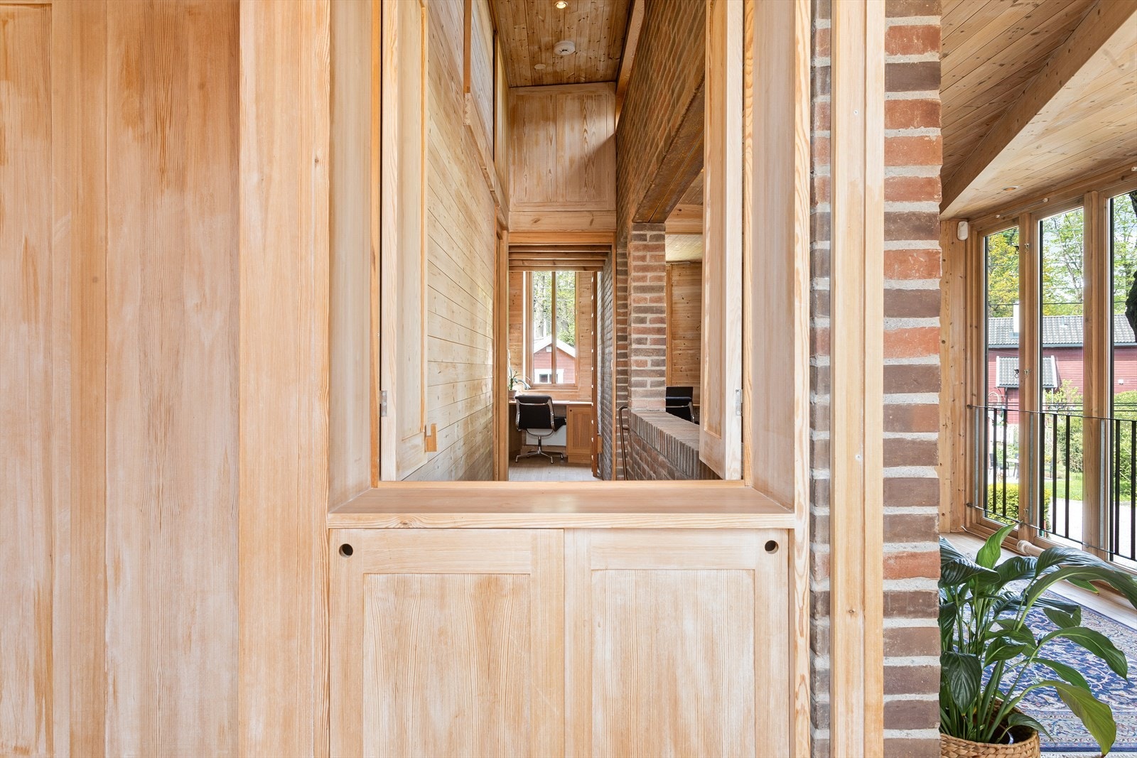 Detaljer. Lyset entrer boligen fra alle himmelretninger. Galleribilde