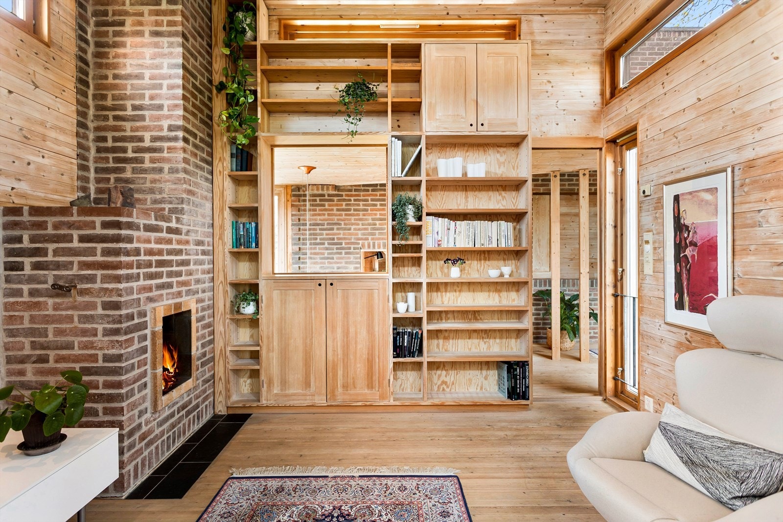 Takhøyden, vindusplasseringen og innredningen gir en god romfølelse. Galleribilde