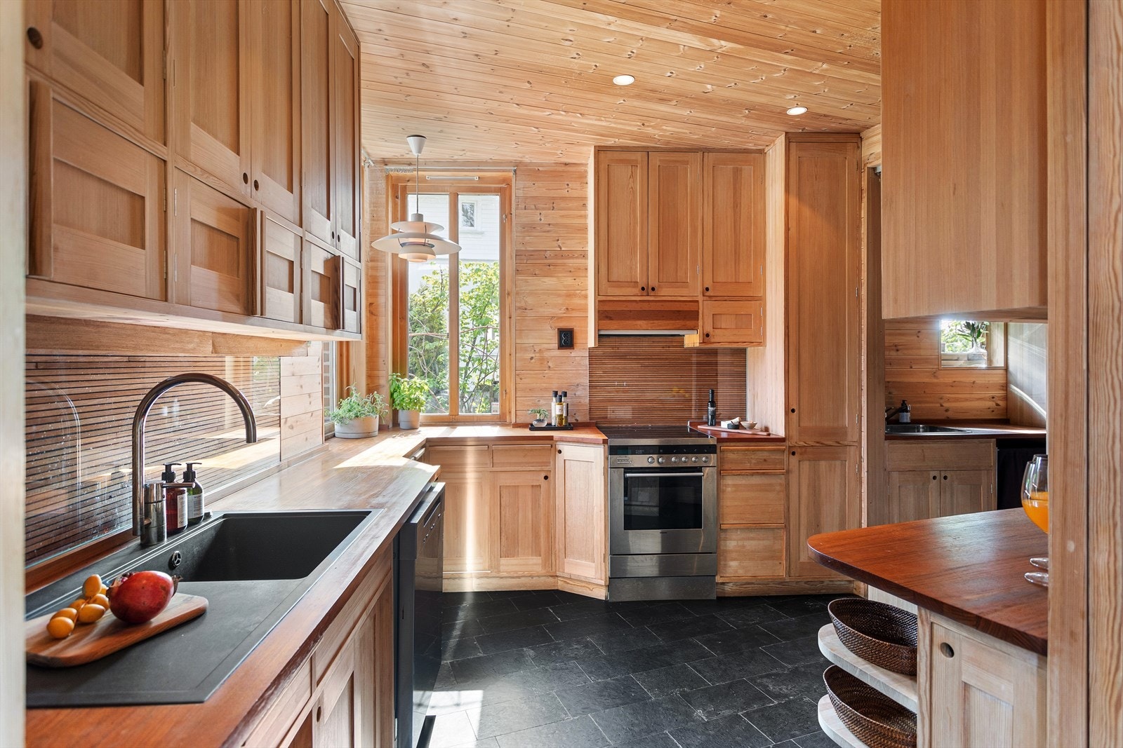 Meget funksjonelt kjøkken med mye skapplass. Kjøkkeninnredningen er også arkitekttegnet og produsert av møbelsnekker. Galleribilde