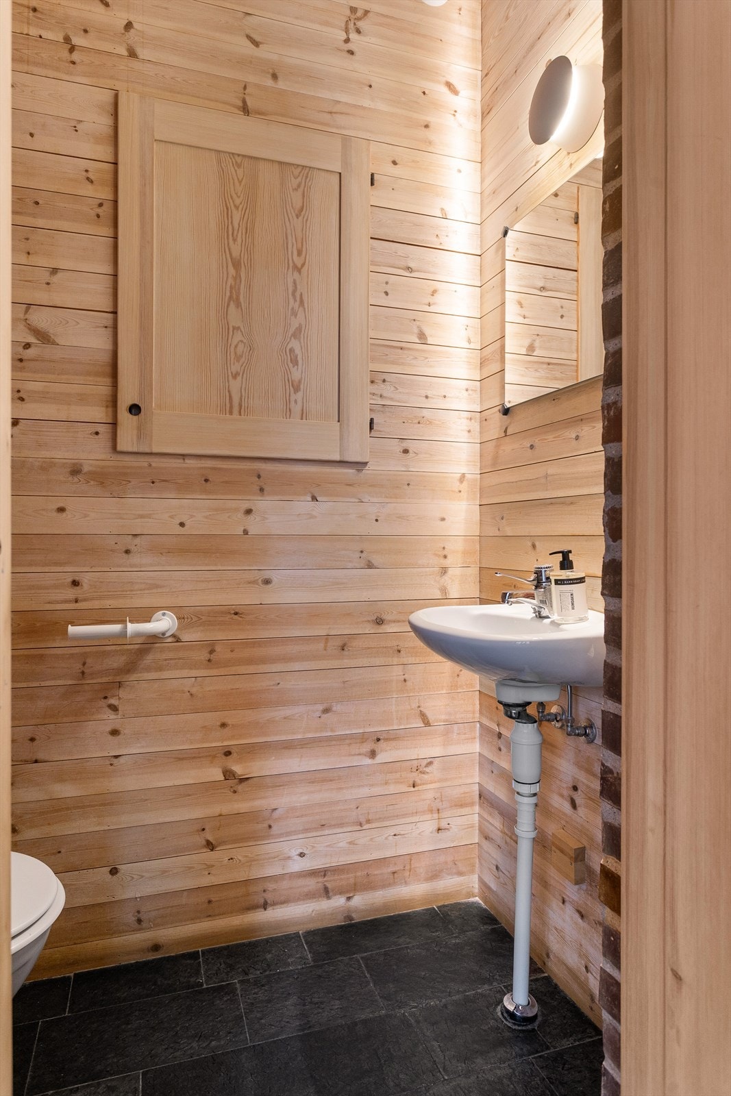 Praktisk med separat wc med adkomst fra entré. Galleribilde