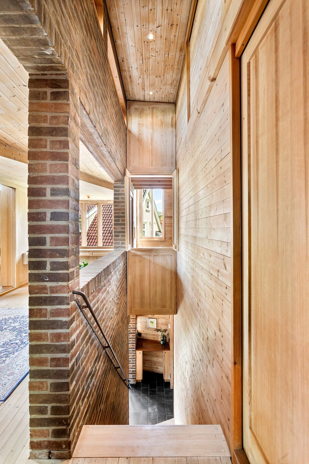 Velkommen opp i 2.etg som består av 3 soverom, stue, gang/oppholdsrom og ett bad. Galleribilde