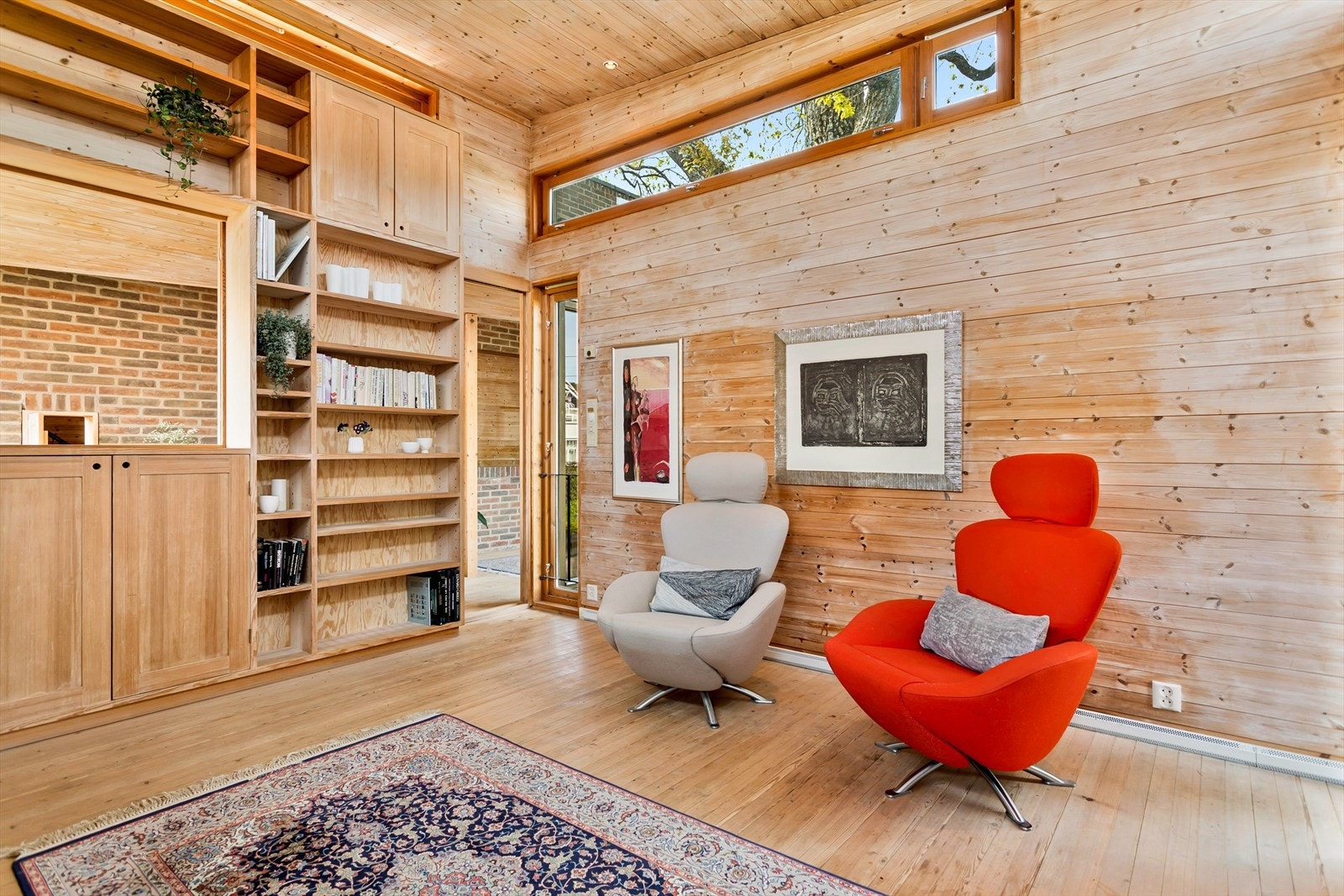 Hylleseksjon - arkitekttegnet og møbelsnekret. Galleribilde