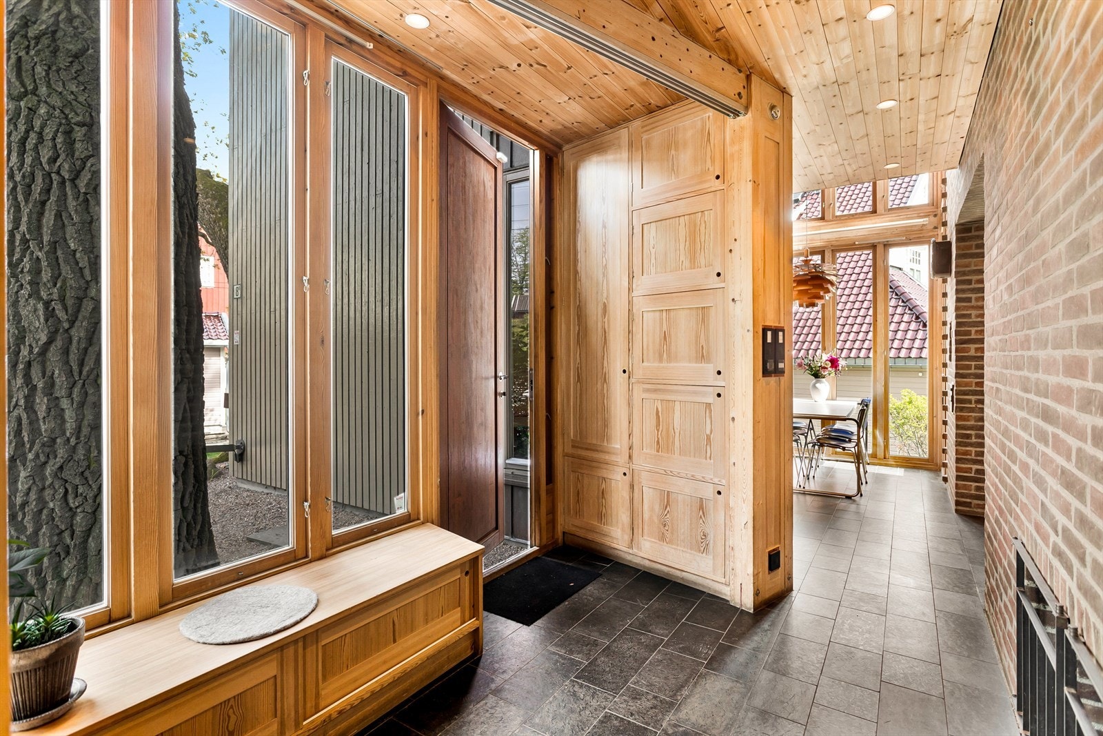 Innbydende entré med arkitekttegnet og møbelsnekret garderobeløsning. Galleribilde