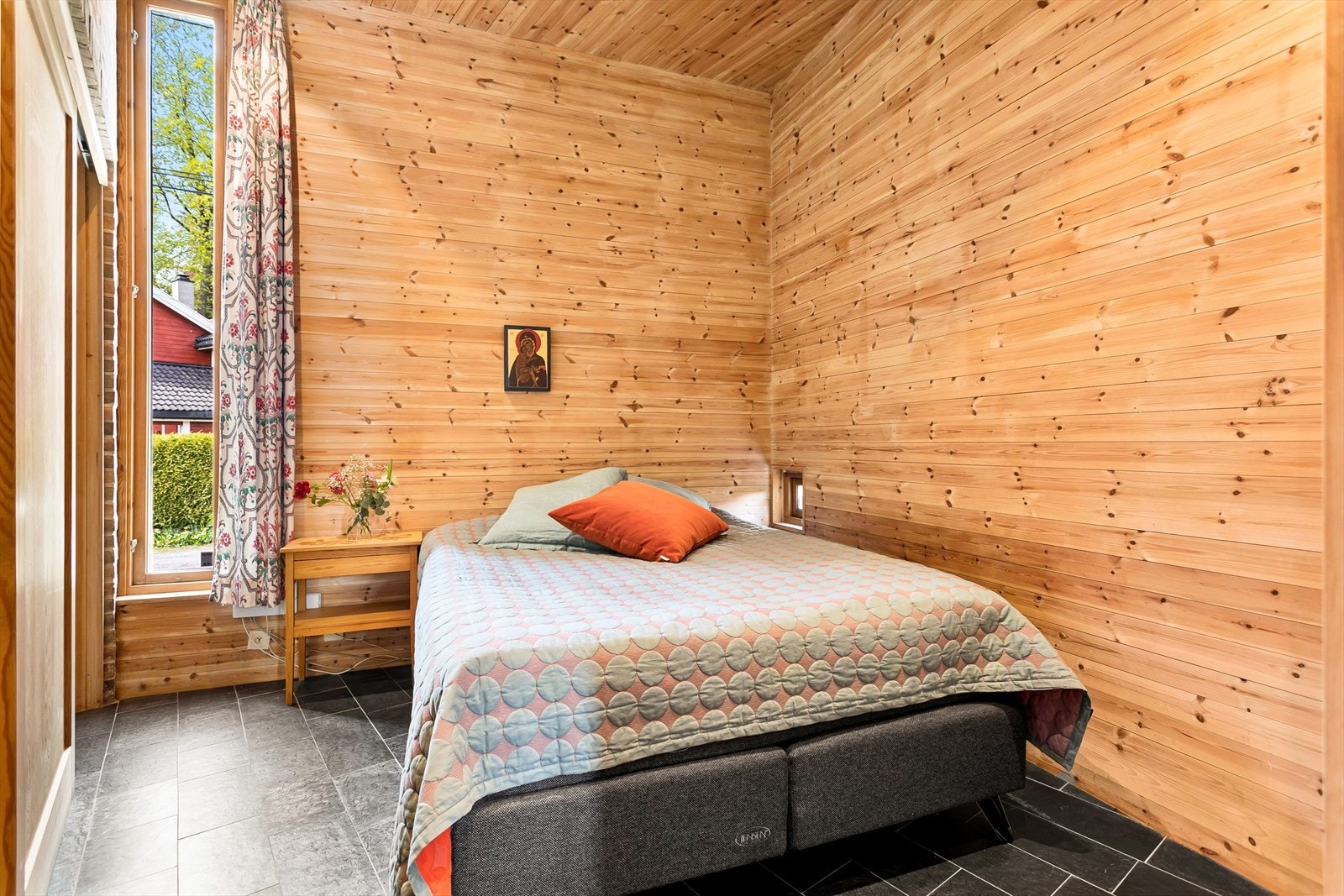 Plass til dobbeltseng og nattbord. Galleribilde