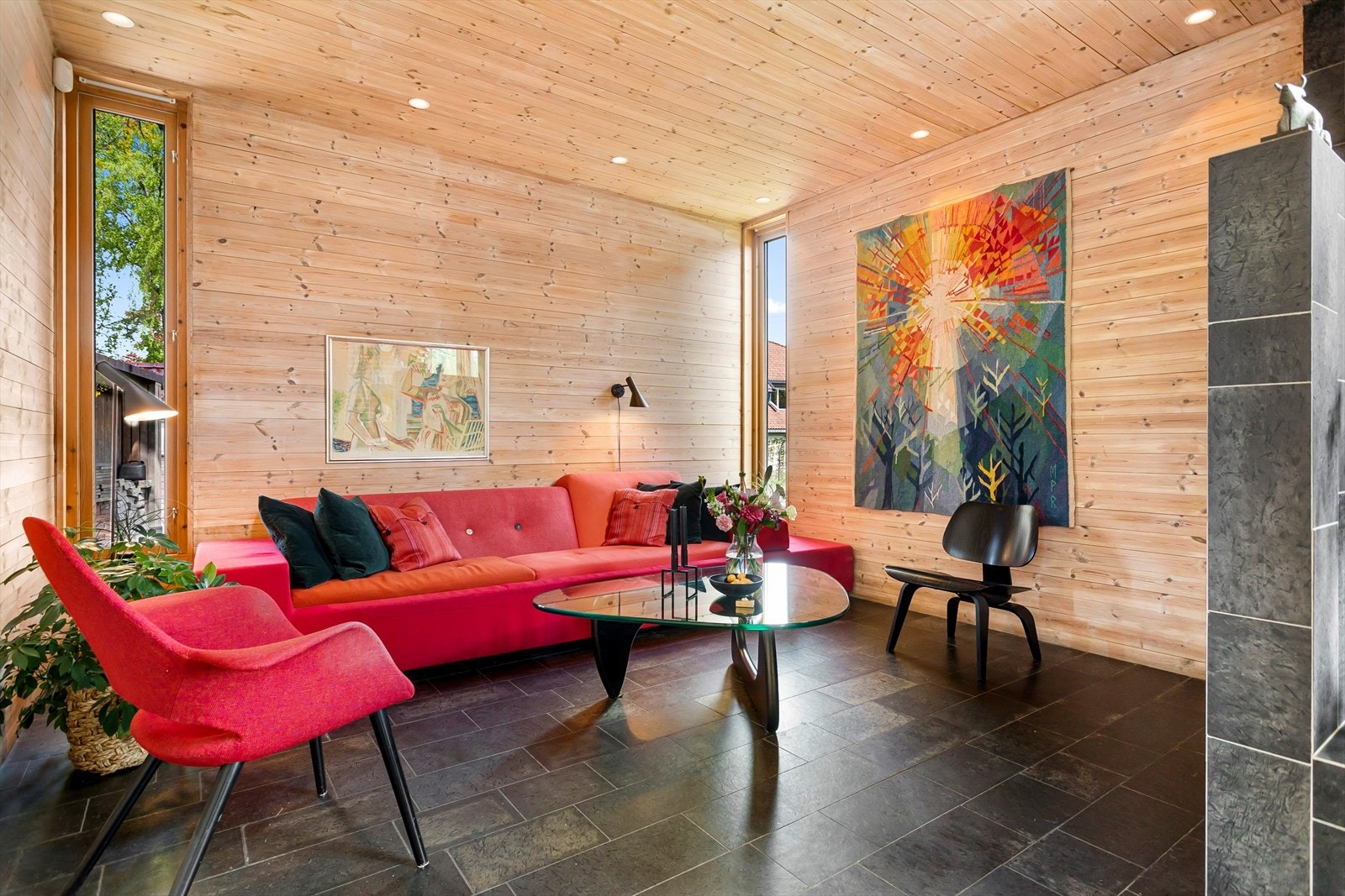 Innbydende stue med plass til stor sittegruppe foran peisen. Galleribilde