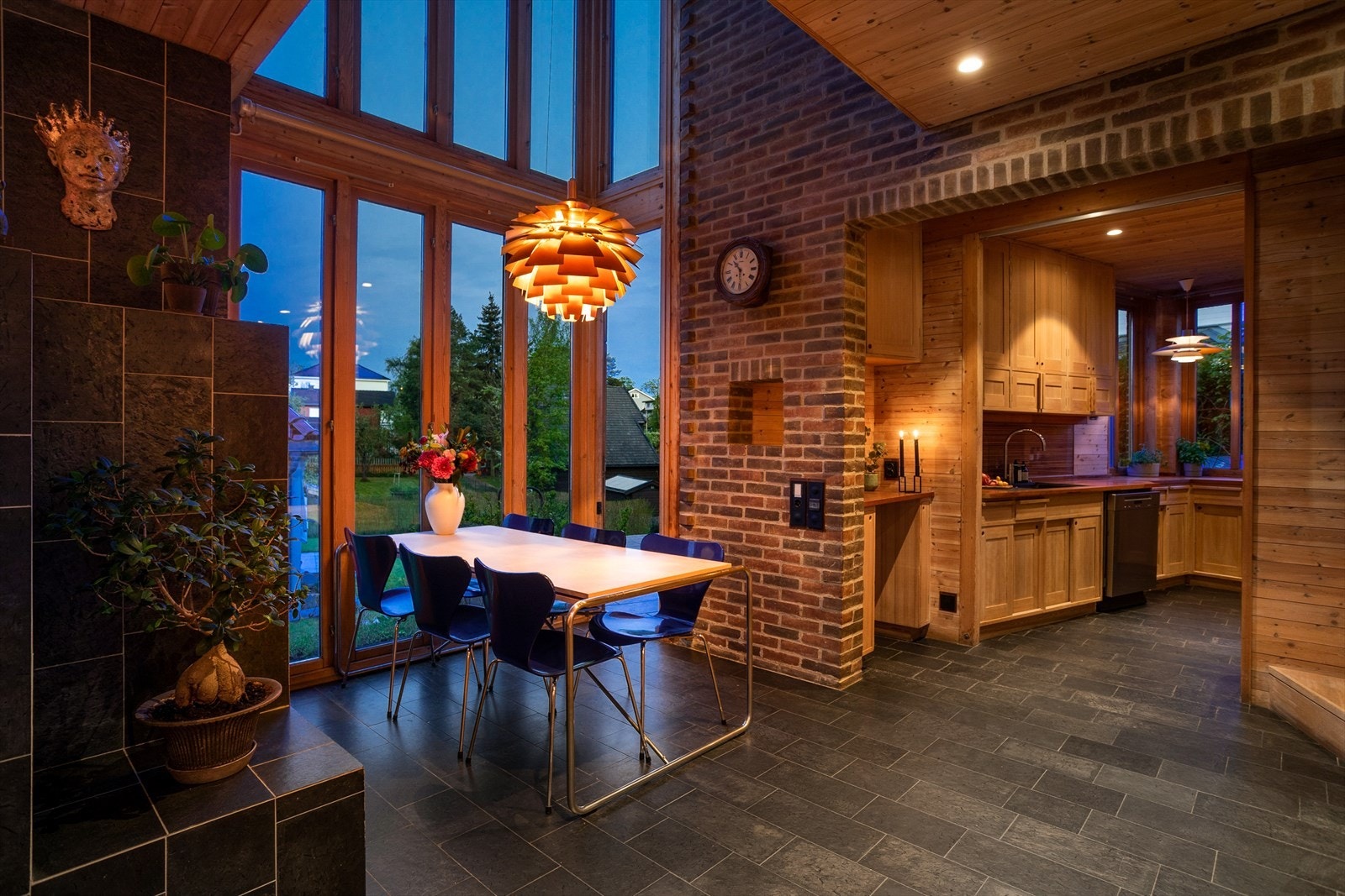 Lyset som entrer fra alle retninger gir også en meget lun og god atmosfære når mørket senker seg. Galleribilde