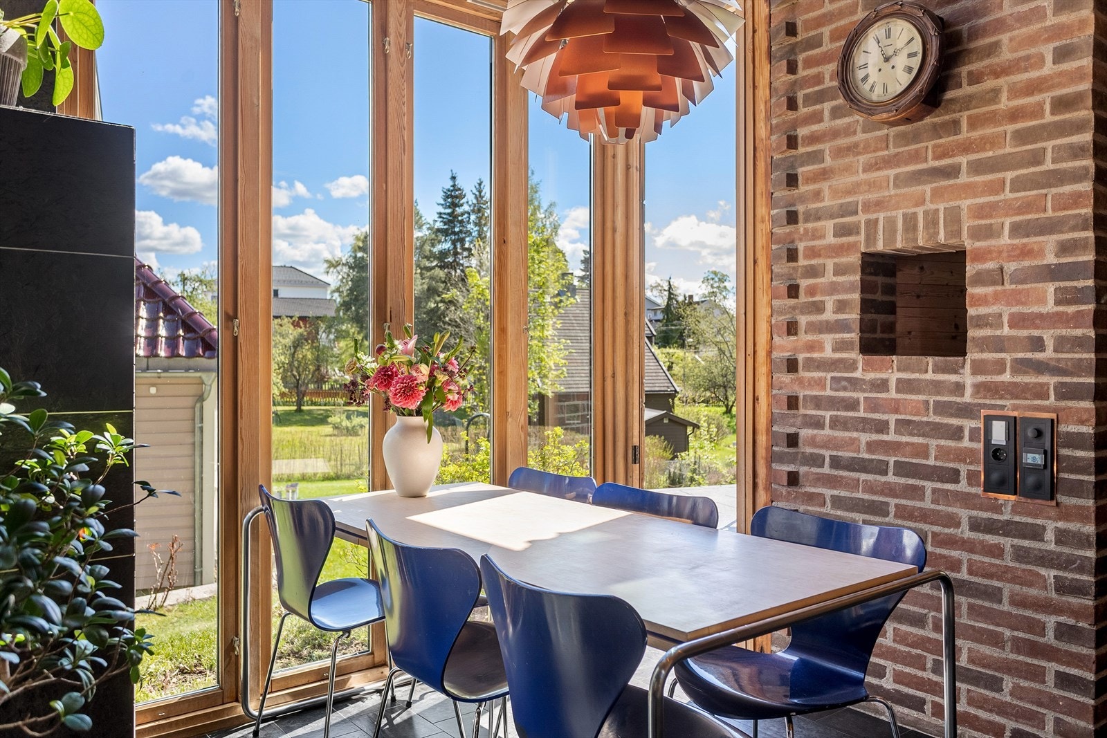 Hyggelig spisestue hvor alle måltid kan nytes med et flott og idyllisk utsyn. Galleribilde