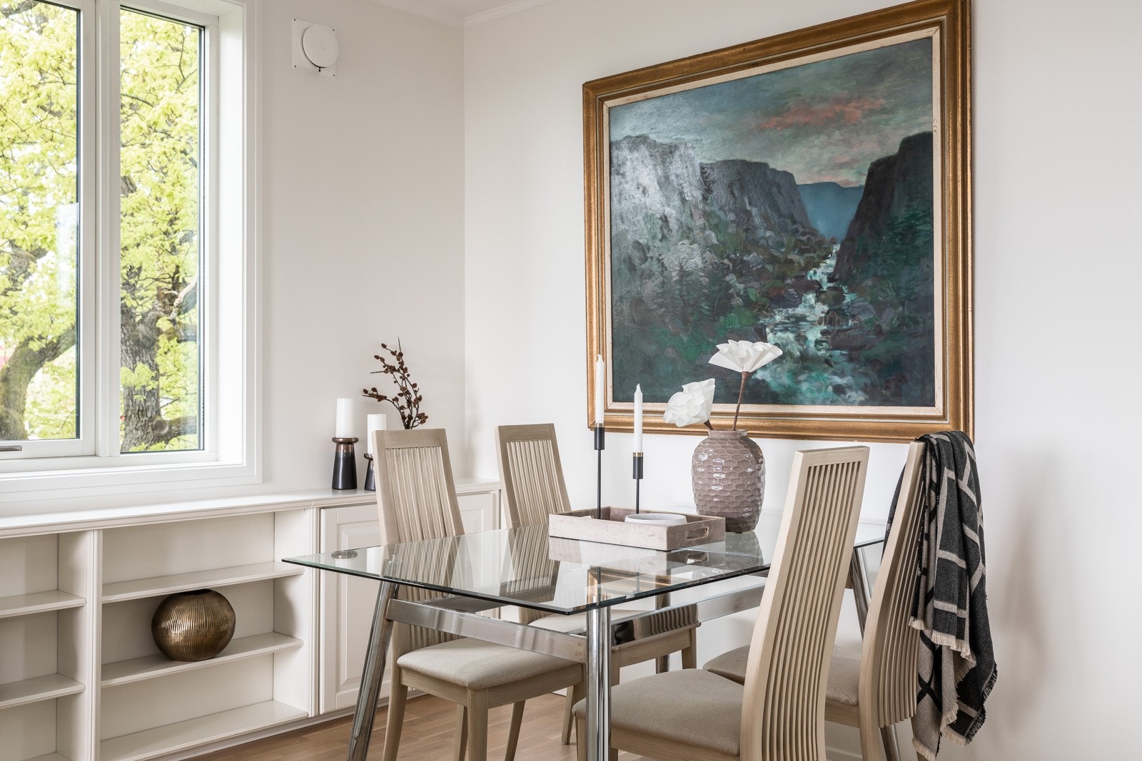 Her kan man tilberede maten samtidig som man deltar i det sosiale rundt bordet. Galleribilde