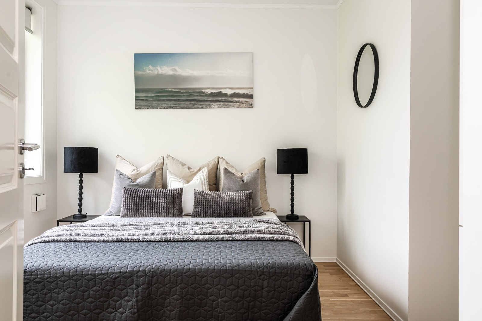 Lyst og romslig soverom. Galleribilde