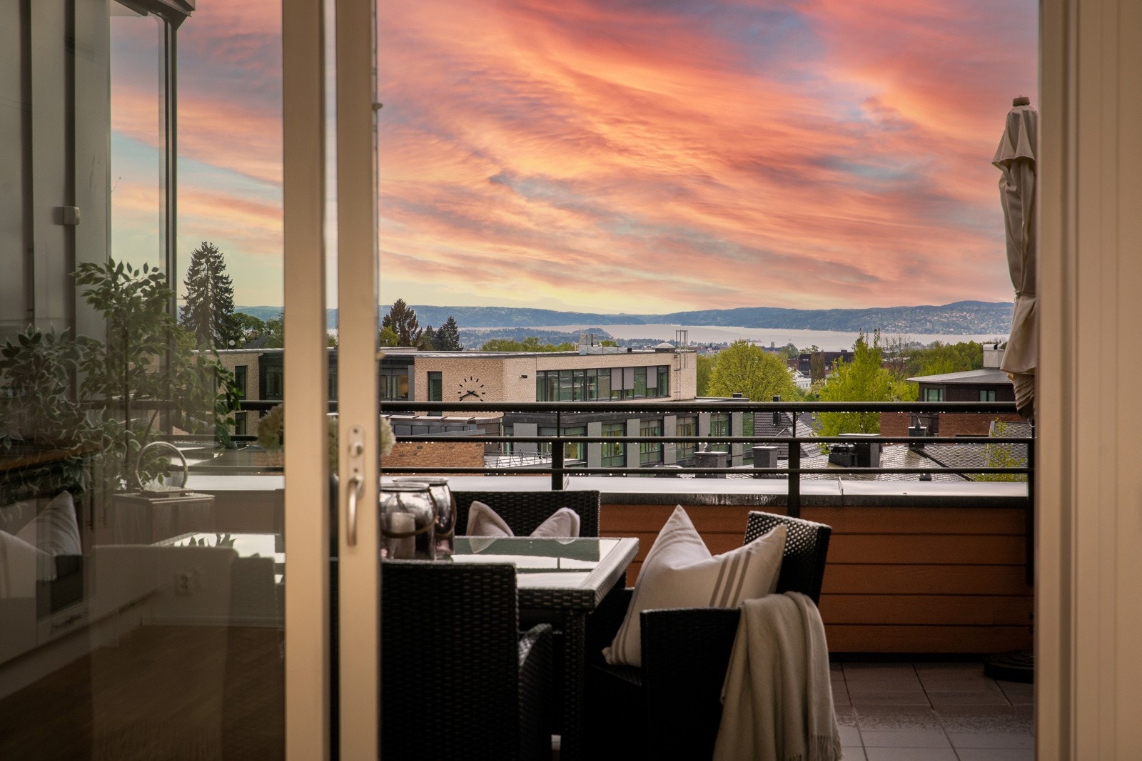 Fra stuen er det utgang til sydvestvendt takterrasse på hele 26 kvm. Galleribilde