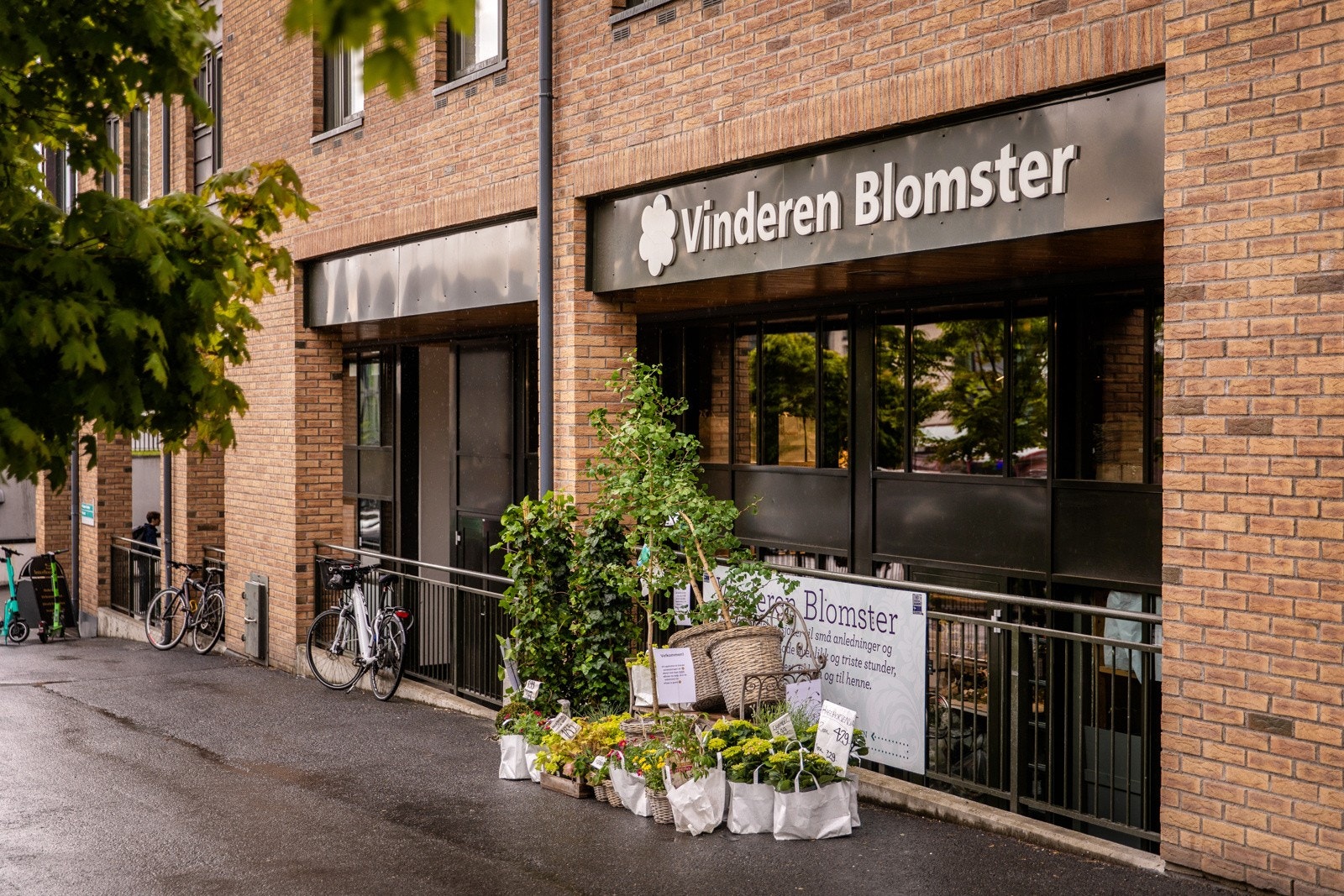 I gangavstand til eiendommen ligger det hyggelige bydelssenteret Vinderen Senter med et servisetilbud som tilfredsstiller de fleste behov. Galleribilde