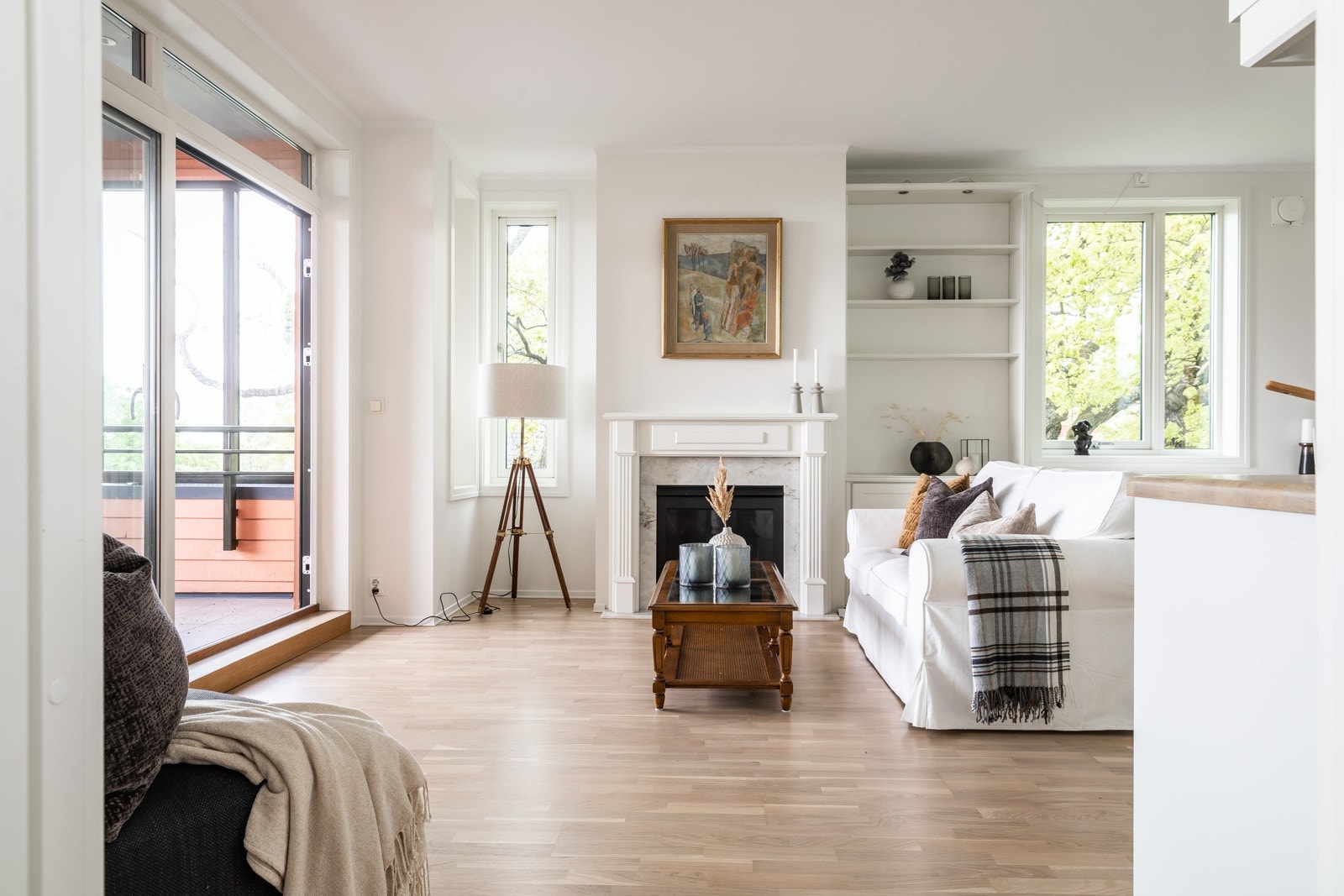 Leiligheten har store vindusflater som slipper inn godt med naturlig lys. Galleribilde