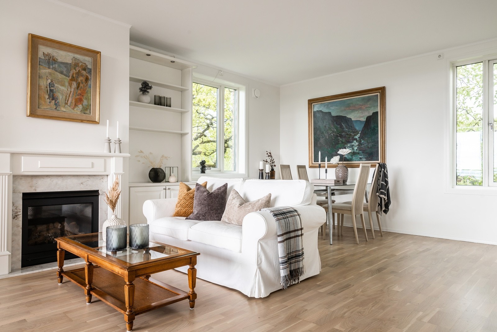 Stuen kan enkelt møbleres med både sofa, spisebord og hjemmekontor. Galleribilde