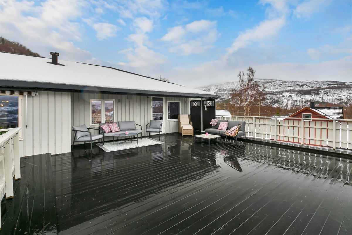 Stor og romslig terrasse med god plass til utemøbler. Galleribilde