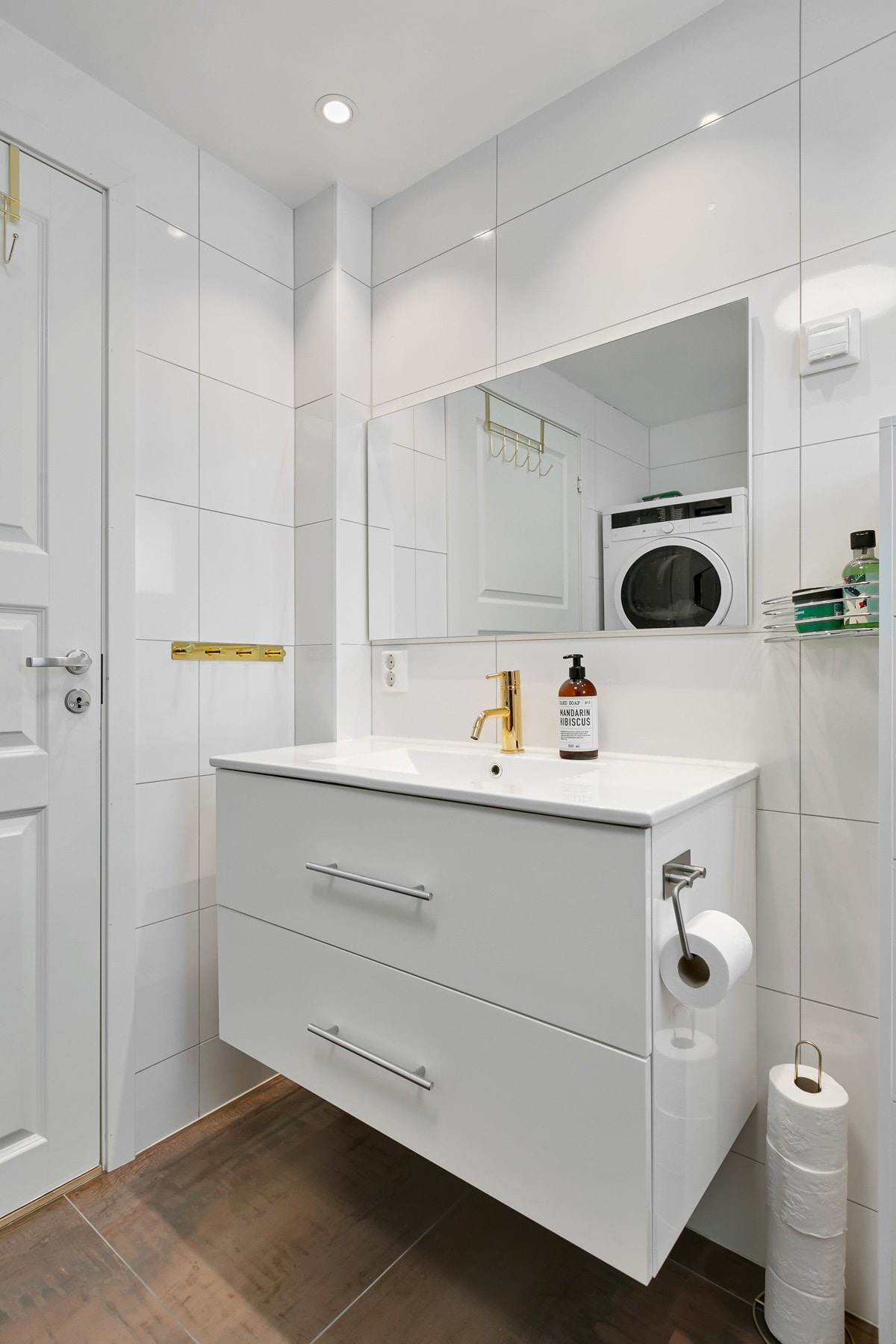 Moderne baderomsinnredning med hvite slette fronter. Galleribilde