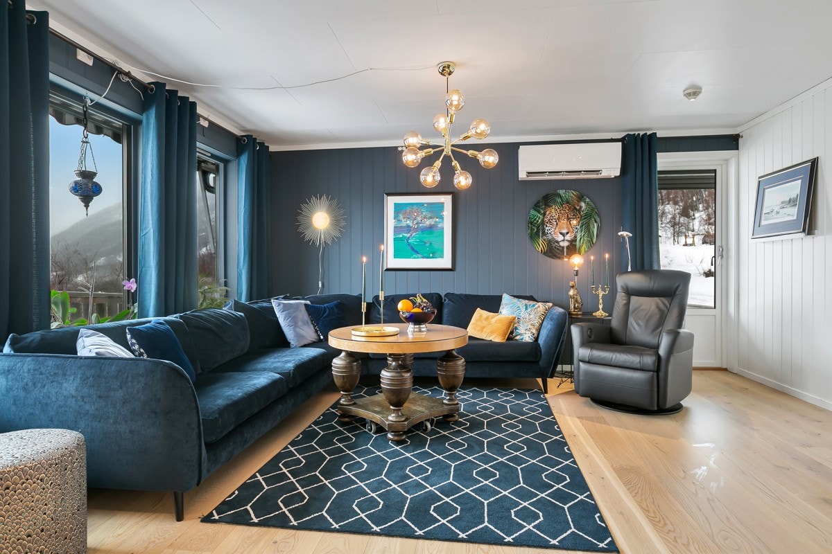 Boligen har en fin stue, malt i moderne farger med fint lysinnslipp fra flere vinduer. Galleribilde