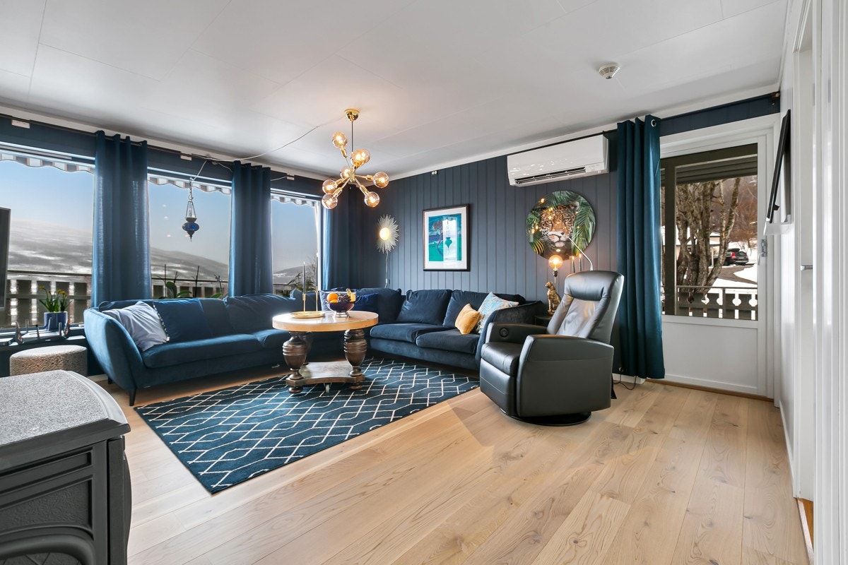 Fra stue er det utgang til dels overbygget balkong. Galleribilde
