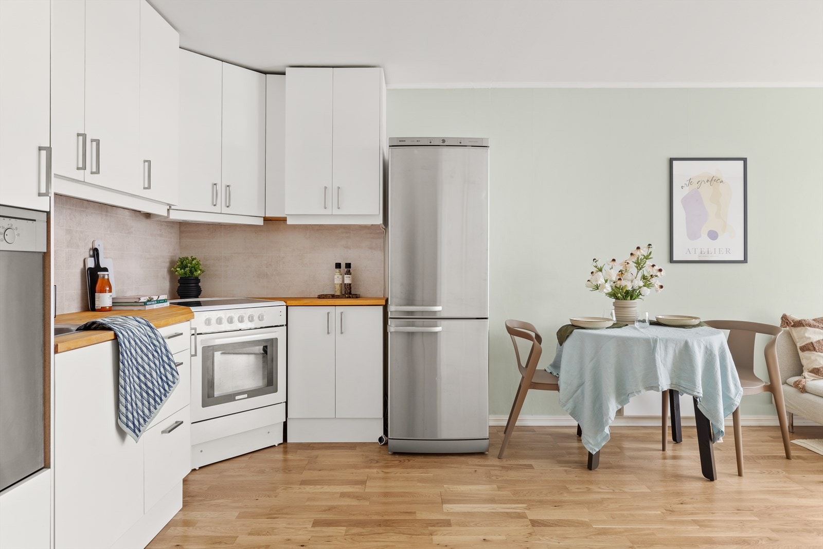 Leiligheten har behagelige fargevalg som skaper en god atmosfære. Galleribilde