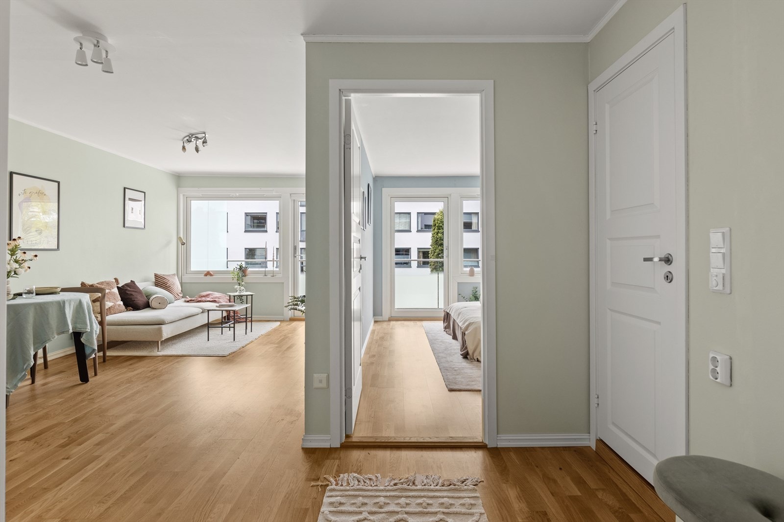 Leiligheten oppleves som lys og luftig med de store vindusflatene. Galleribilde