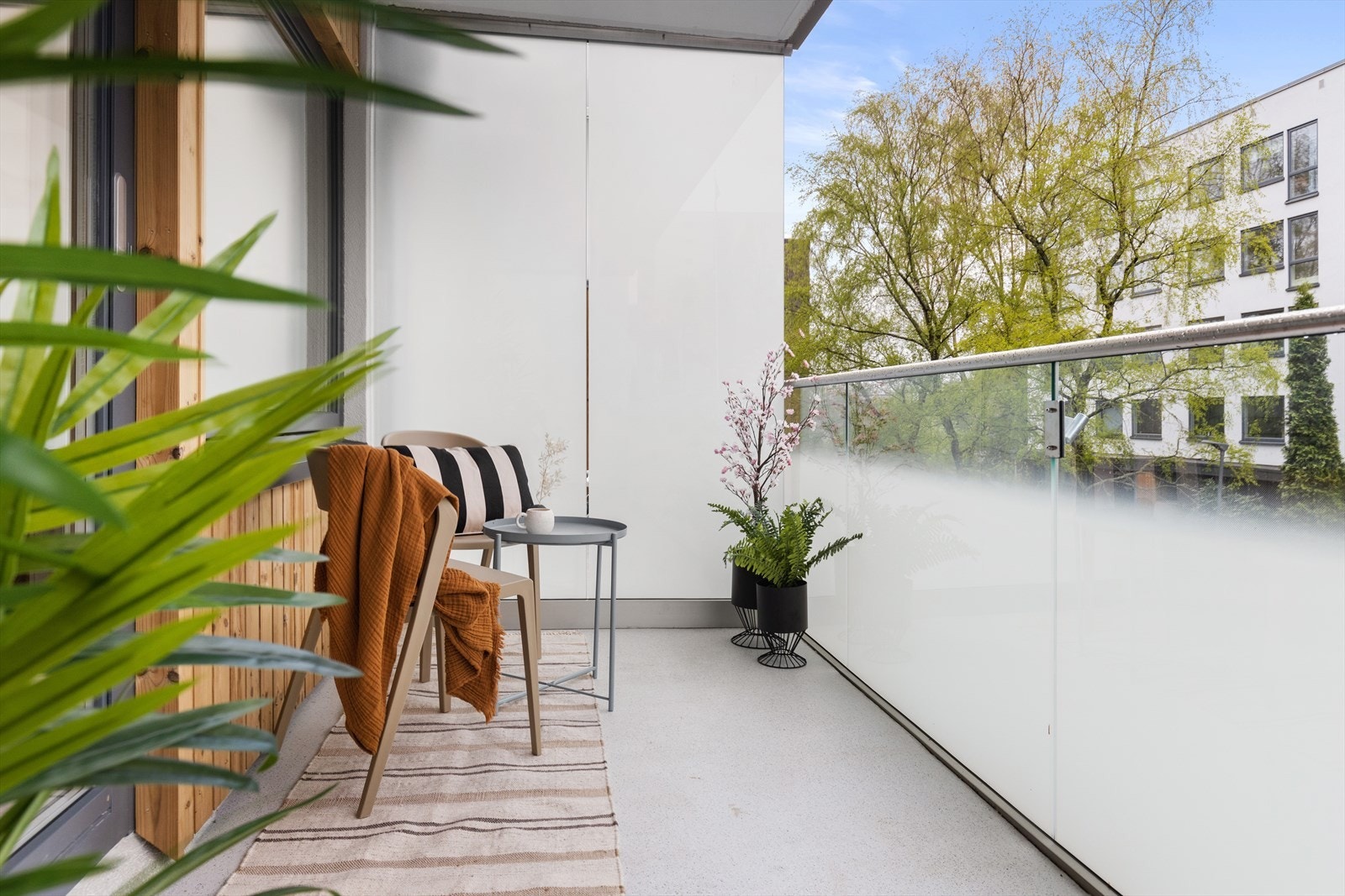 Balkongen har godt med plass til utemøblement og grill m.m. Galleribilde