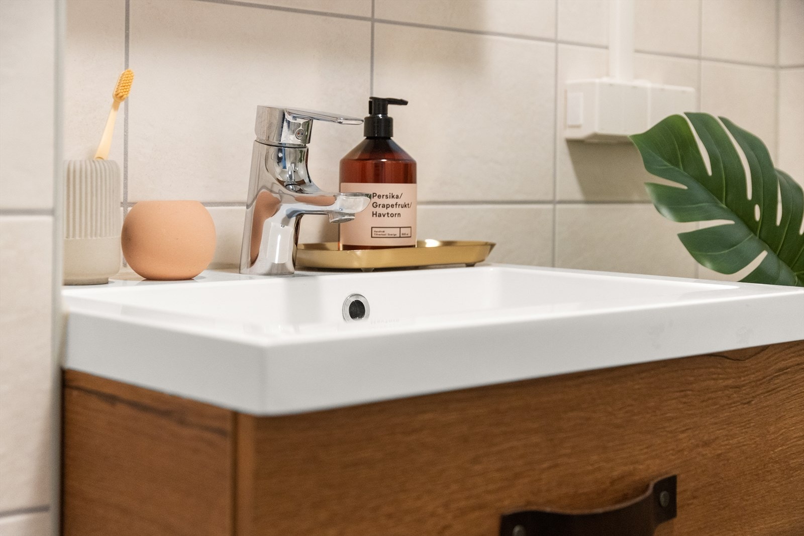 Av utstyr har man dusjhjørne med termostatbatteri og dusjvegger i herdet glass, veggmontert toalett, helstøpt servant med ett-greps bl.batteri og servantskap, opplegg til vaskemaskin. Galleribilde