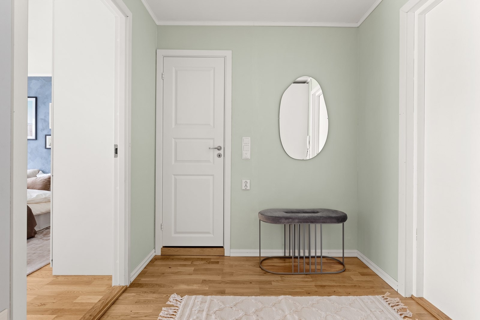 Innbydende entré til boligen som knytter deg fint opp til alle rommene. I entréen er det god plass til både knagger og garderobeløsning. Galleribilde
