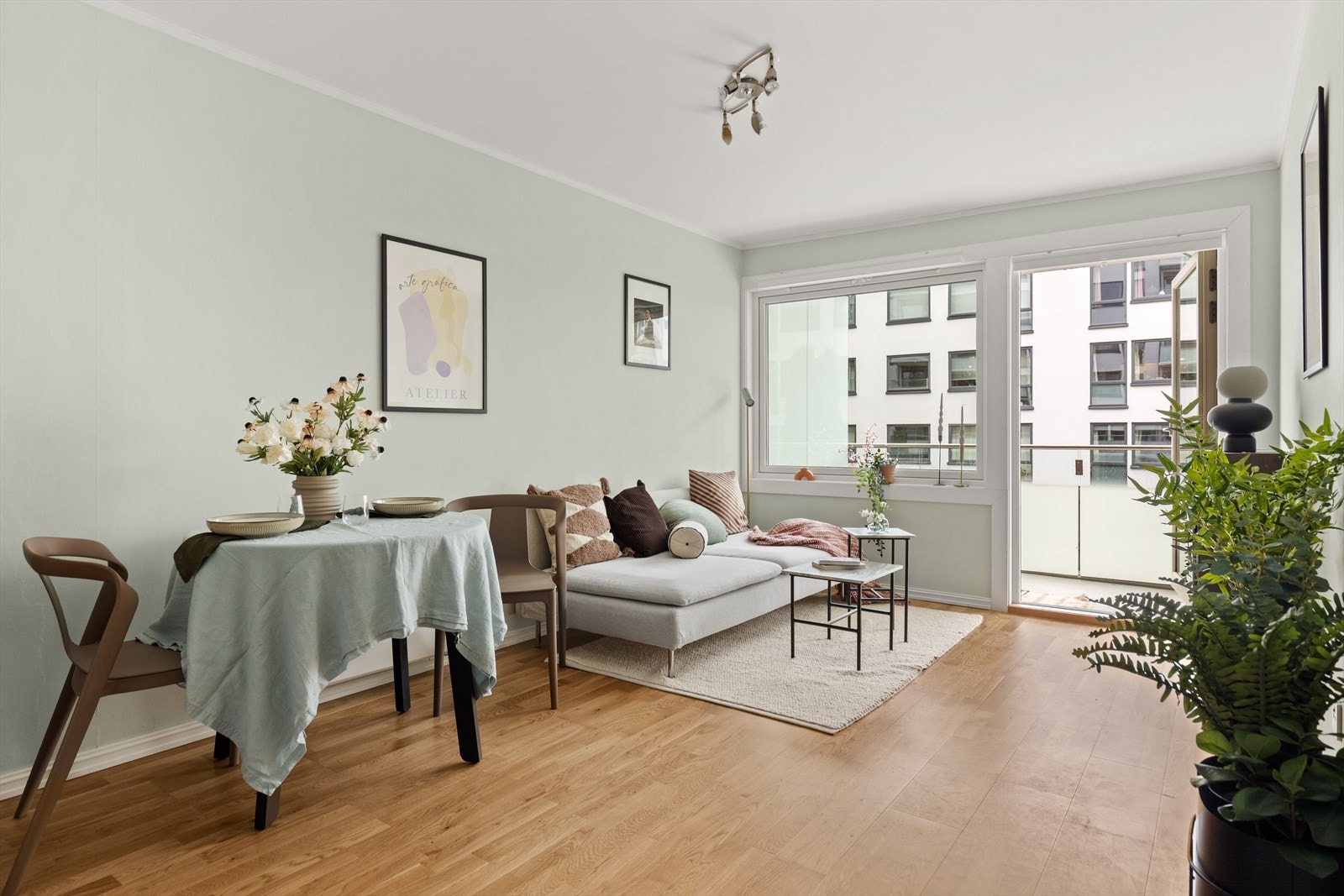 Velkommen til Hovseterveien 68J, en tiltalende 2-roms leilighet med sentral beliggenhet i "nye" Setra Borettslag! Galleribilde