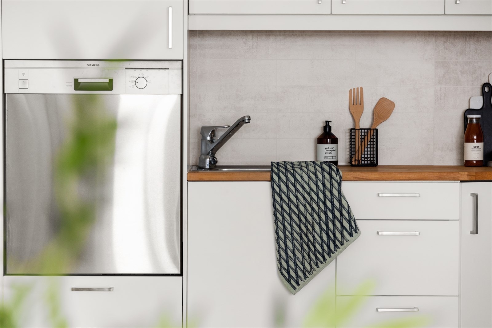 Lys montert under overskapene. Opplegg for oppvaskmaskin. Det er montert Aquastopp i kjøkkenbenken. Galleribilde