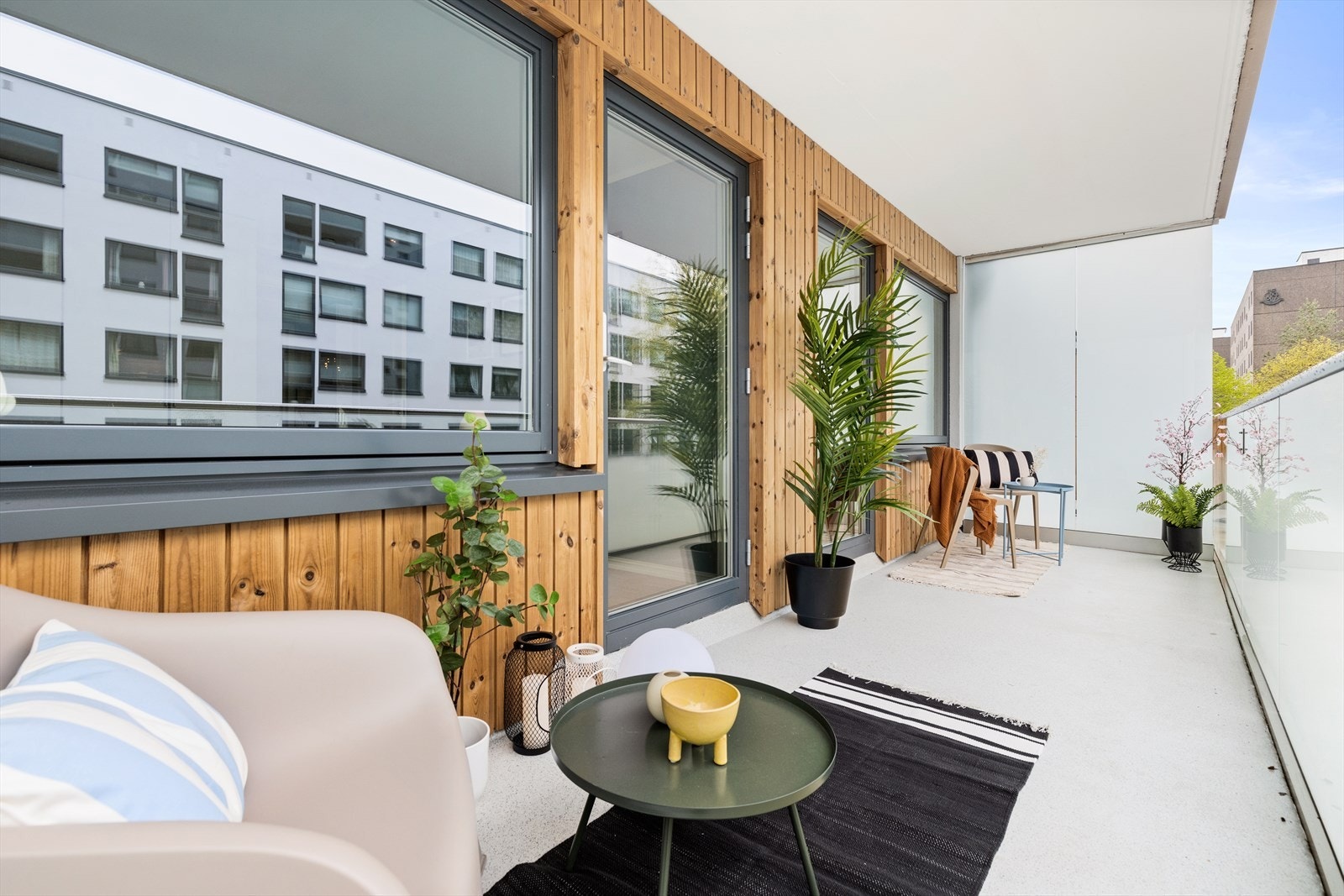 Leiligheten har en flott balkong på ca. 11 kvm med ettermiddagssol, i tillegg til utgang fra både stue og soverommet. Galleribilde