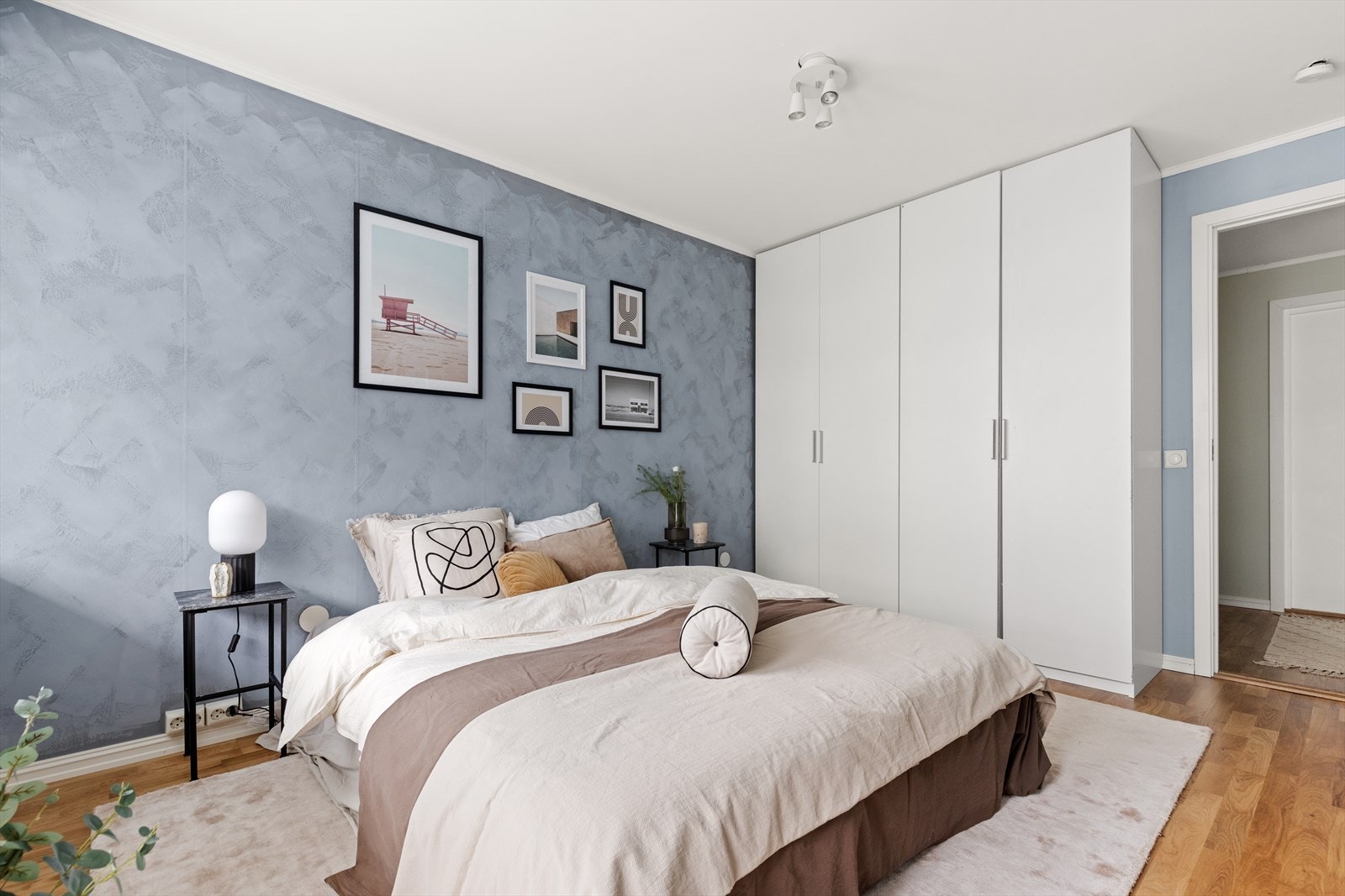 Veldig romslig soverom med god plass til stor seng og garderobeskap. Galleribilde