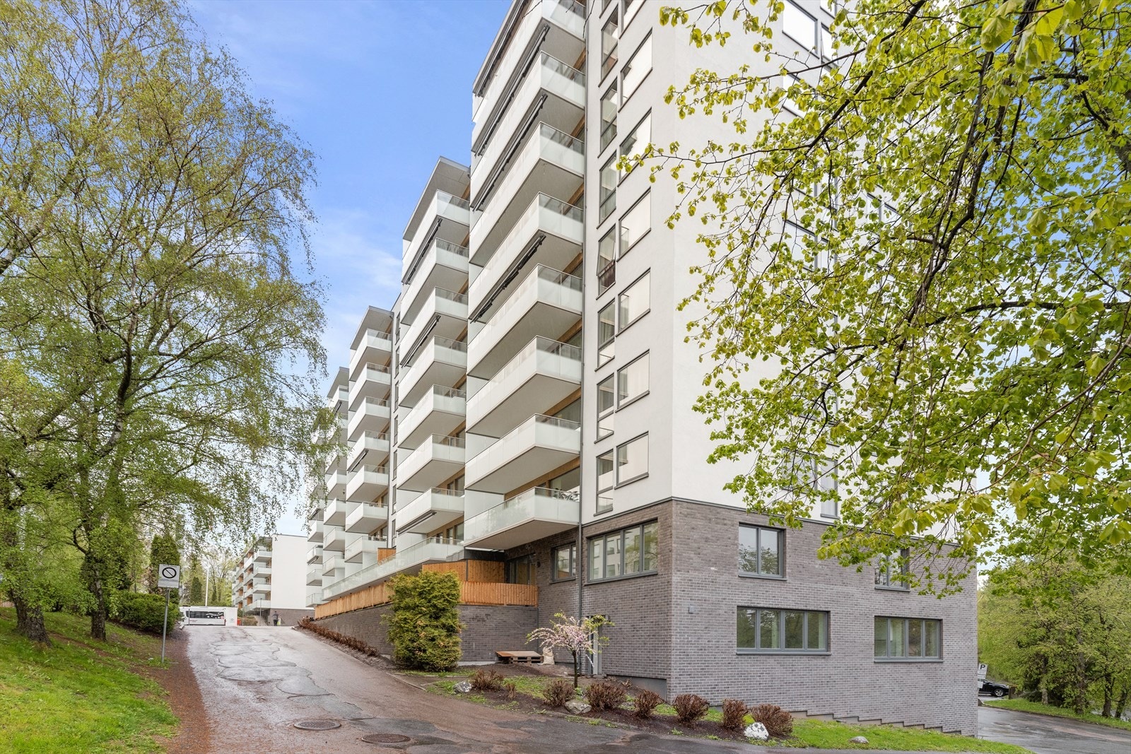 Hele Setra borettslag er nylig totalrehabilitert med bl.a. ny fasade, etterisolering, nye balkonger og nye vinduer. Galleribilde