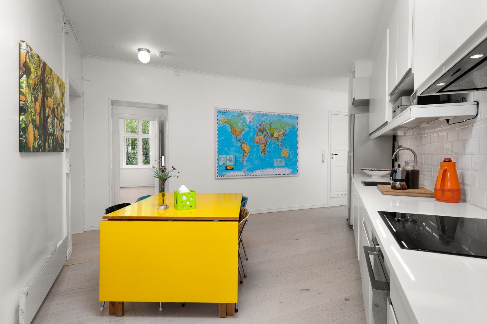 Moderne 1-stavs parkett på gulv og malte glatte overflater Galleribilde