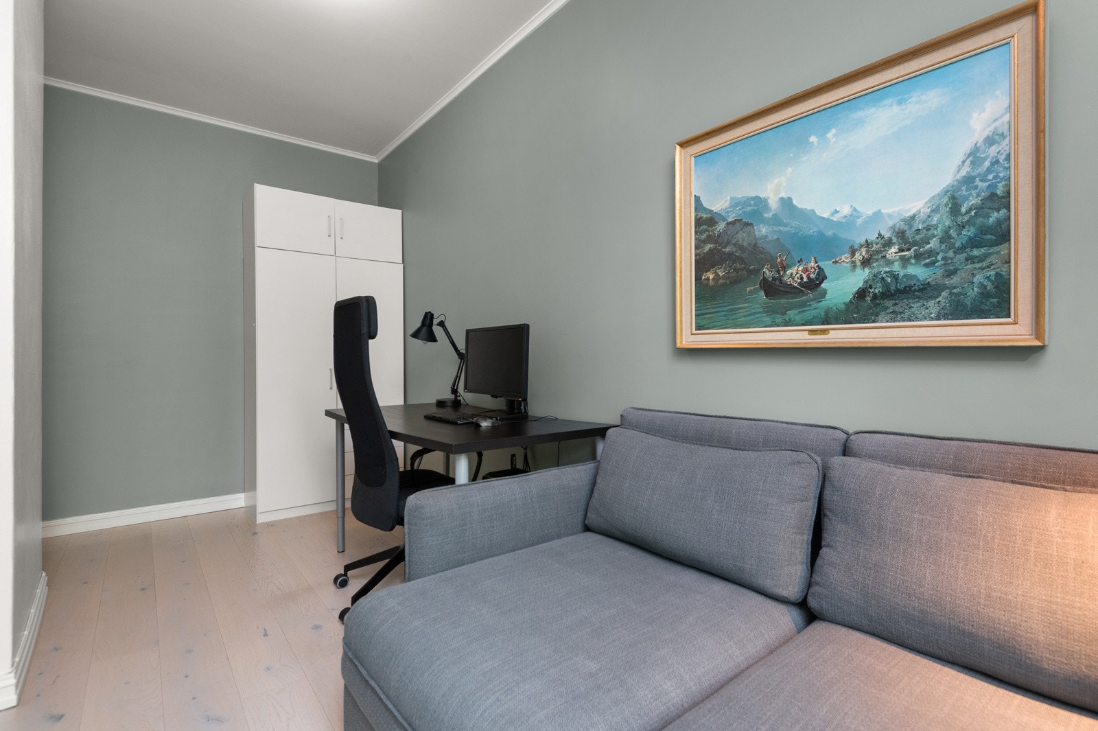 Soverom II: Plass til dobbeltseng, nattbord og annet ønsket møblement. Garderobe medfølger Galleribilde