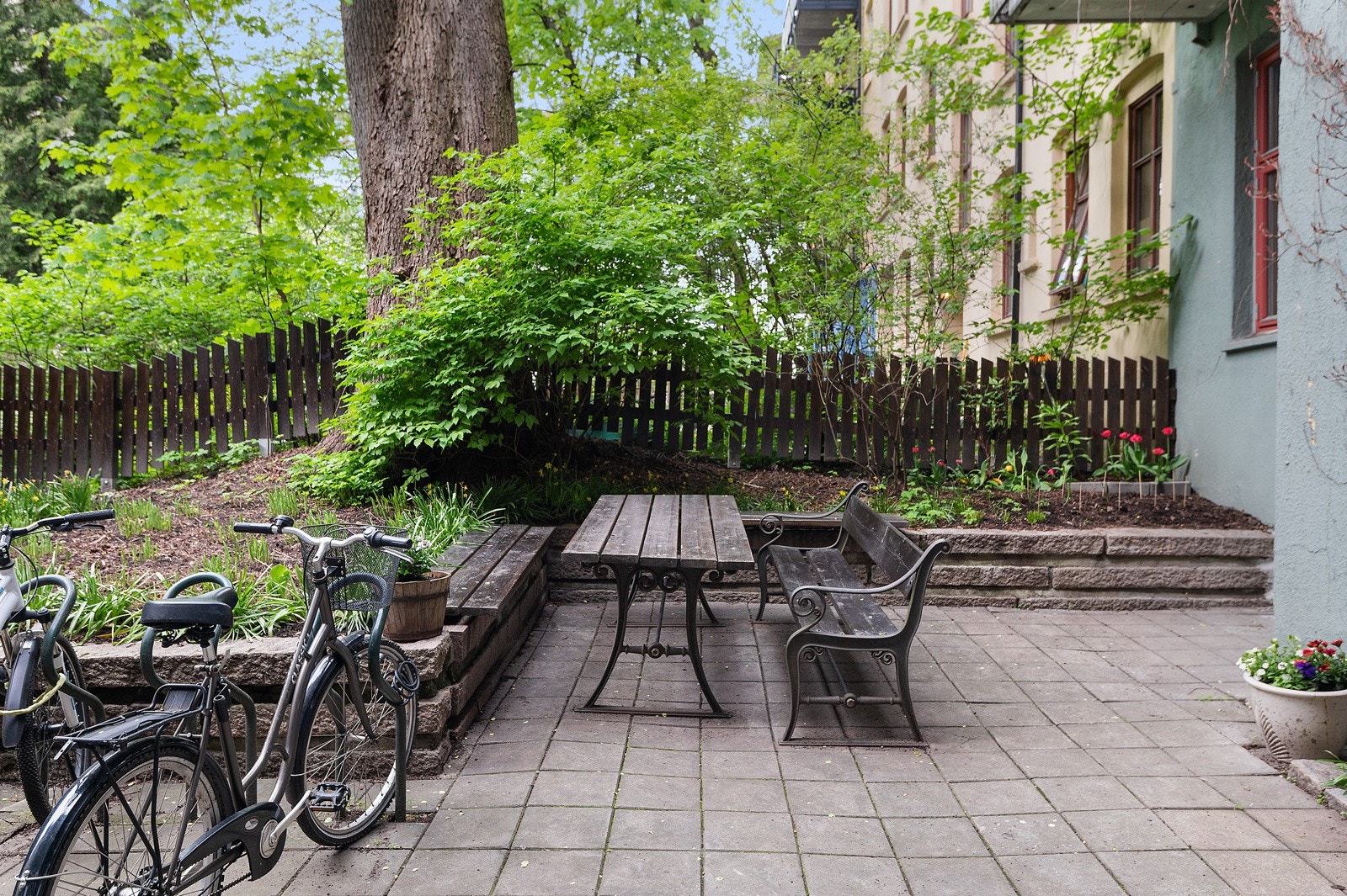 Sykkelparkering i bakgård Galleribilde