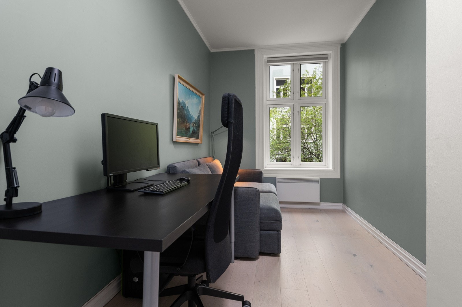 Soverom II: Plass til dobbeltseng, nattbord og annet ønsket møblement. Garderobe medfølger Galleribilde