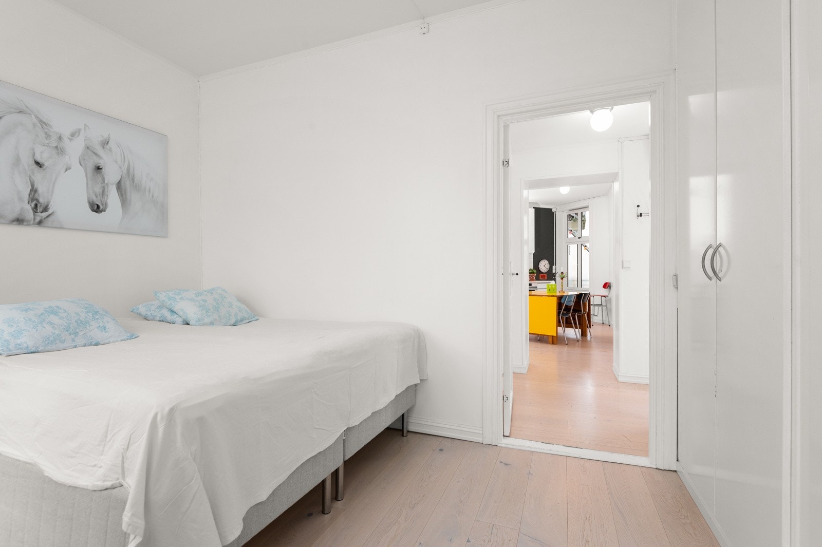 Soverom I: Plass til dobbeltseng, nattbord og annet ønsket møblement. Godt med garderobeplass Galleribilde
