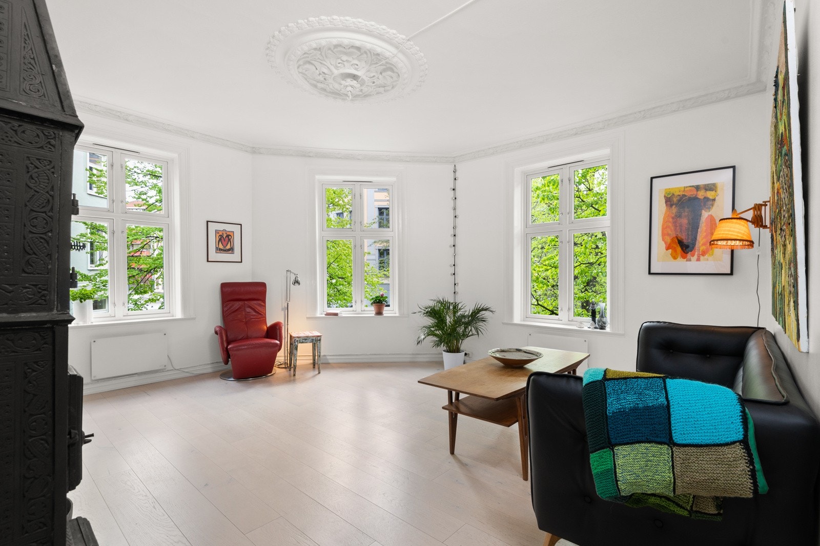 Stor og romslig stue med klassiske detaljer Galleribilde