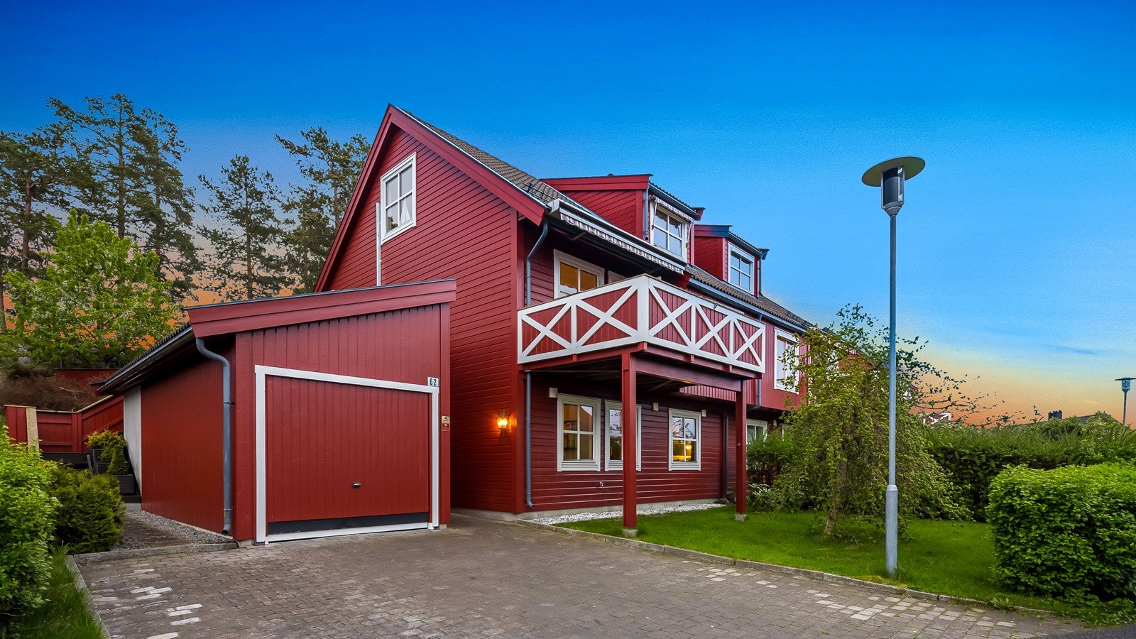 Velkommen til denne tiltalende familiebolig over tre plan fra 2001 med solrik tomt, fjordgløtt og garasjeplass Galleribilde